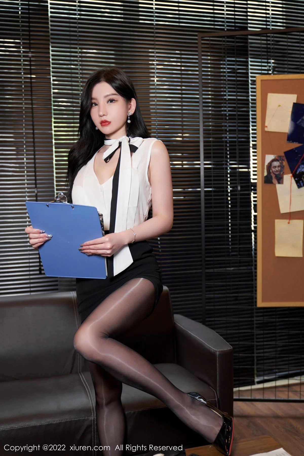 [[XiuRen秀人网]秀人网]No.5217_女神周于希Sally心愿旅拍私房超薄闪亮黑丝秀翘臀美腿诱惑写真76P