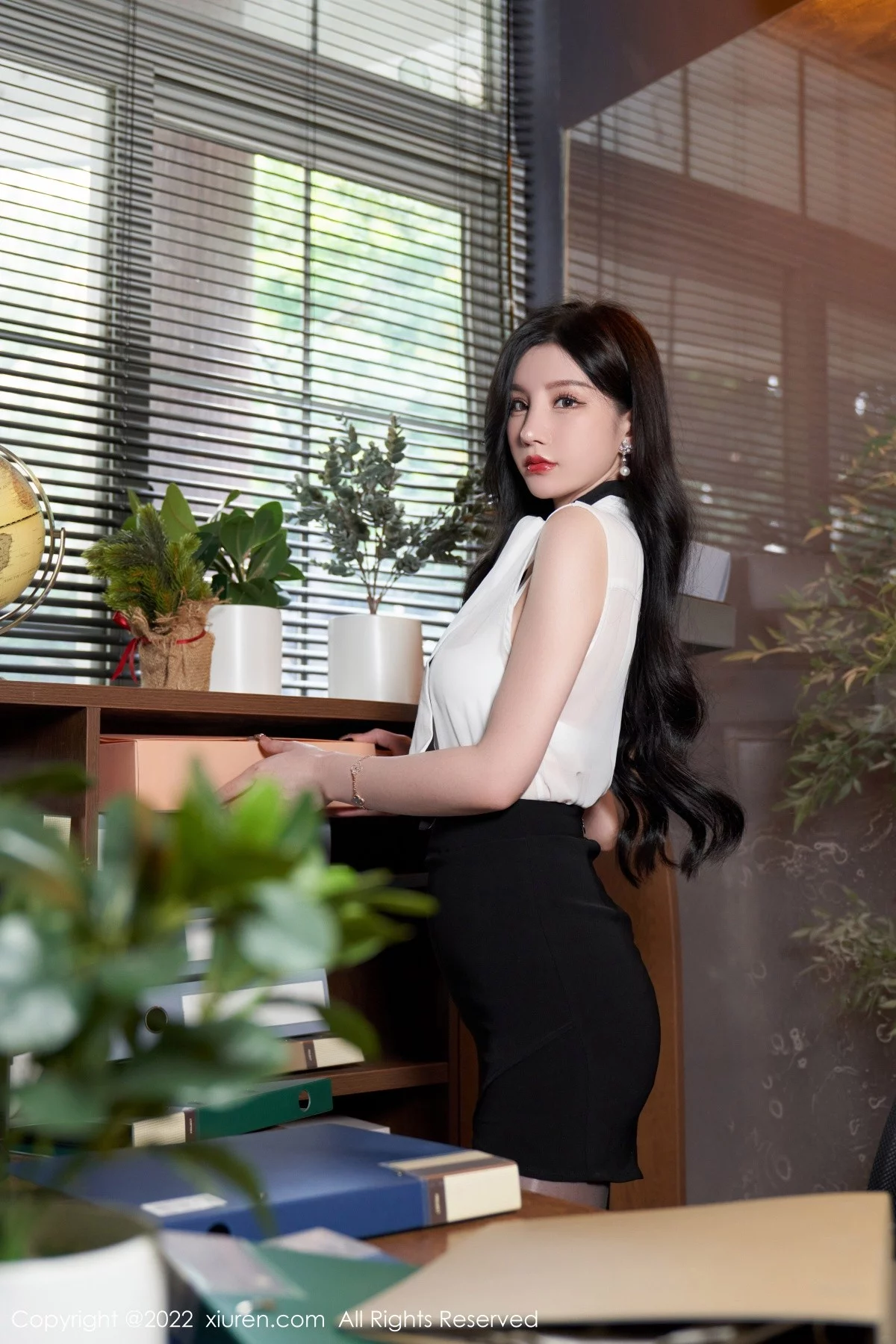 [[XiuRen秀人网]秀人网]No.5217_女神周于希Sally心愿旅拍私房超薄闪亮黑丝秀翘臀美腿诱惑写真76P