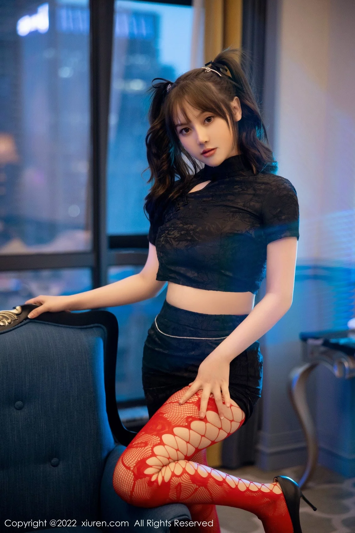 [[XiuRen秀人网]秀人网]No.5225_模特豆瓣酱黑色短旗袍半脱露红色网格丝袜秀丰满身材诱惑写真74P