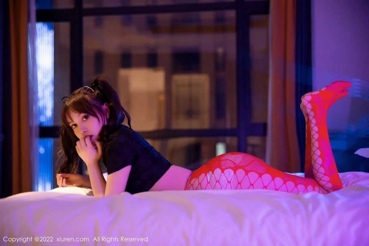 [[XiuRen秀人网]秀人网]No.5225_模特豆瓣酱黑色短旗袍半脱露红色网格丝袜秀丰满身材诱惑写真74P