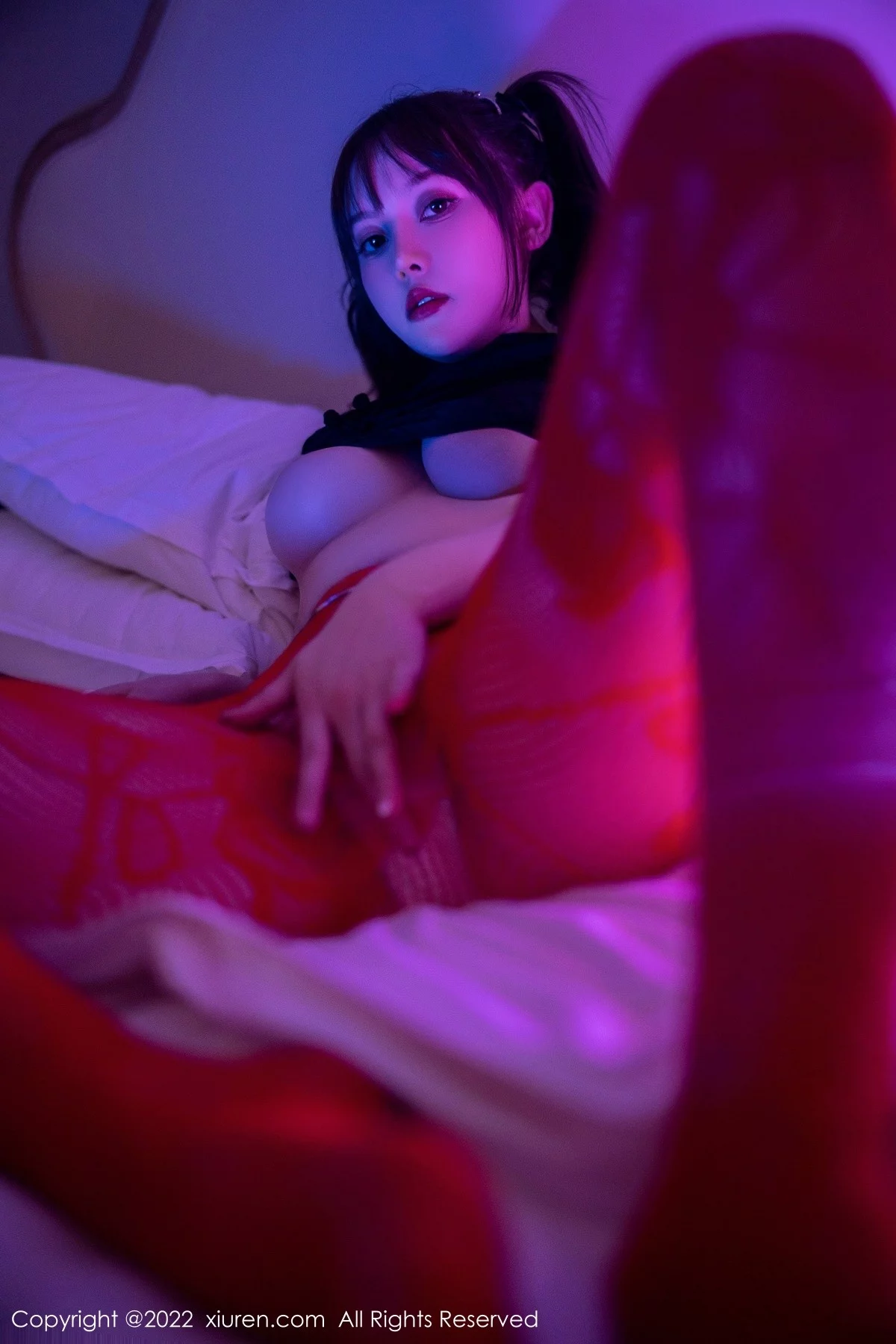 [[XiuRen秀人网]秀人网]No.5225_模特豆瓣酱黑色短旗袍半脱露红色网格丝袜秀丰满身材诱惑写真74P