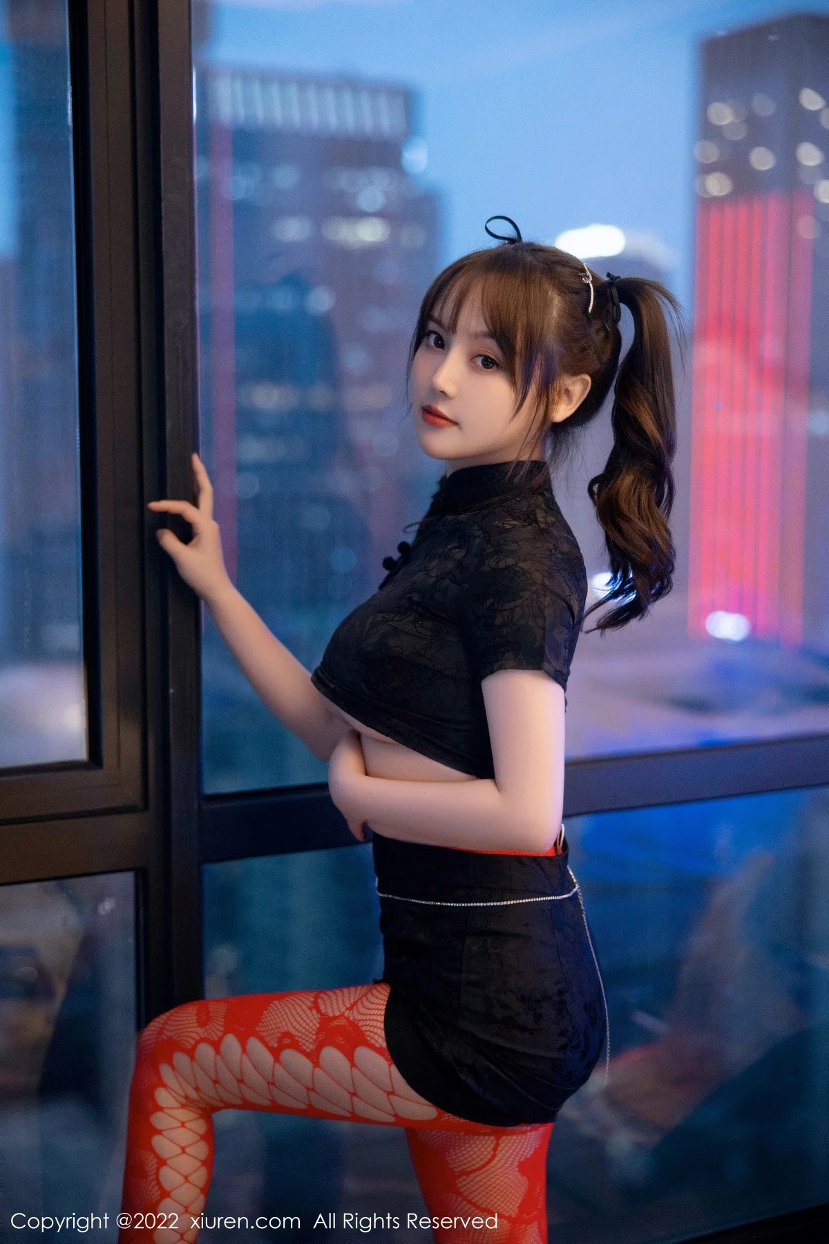 [[XiuRen秀人网]秀人网]No.5225_模特豆瓣酱黑色短旗袍半脱露红色网格丝袜秀丰满身材诱惑写真74P