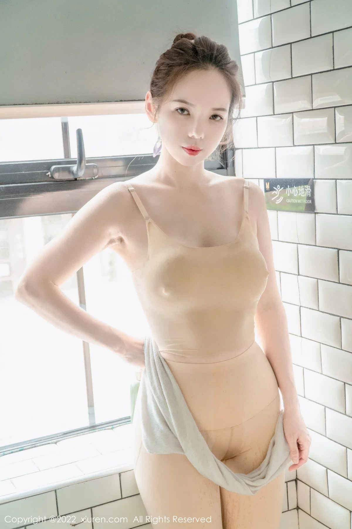 [[XiuRen秀人网]秀人网]No.5221_模特大美媚京私房紧身肉色瑜伽服半脱露浑圆翘臀撩人诱惑写真62P