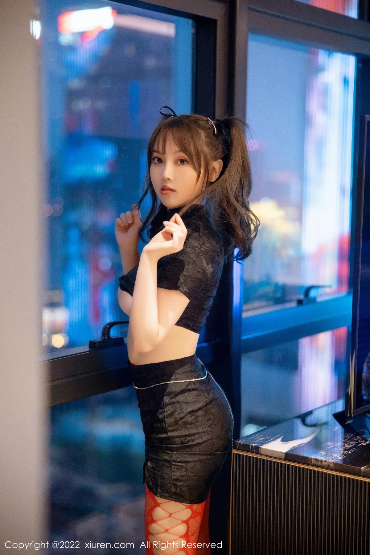 [[XiuRen秀人网]秀人网]No.5225_模特豆瓣酱黑色短旗袍半脱露红色网格丝袜秀丰满身材诱惑写真74P