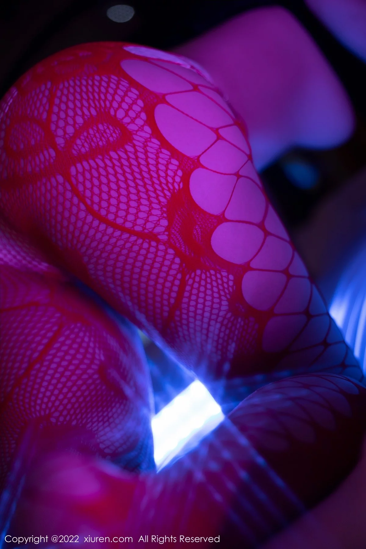 [[XiuRen秀人网]秀人网]No.5225_模特豆瓣酱黑色短旗袍半脱露红色网格丝袜秀丰满身材诱惑写真74P