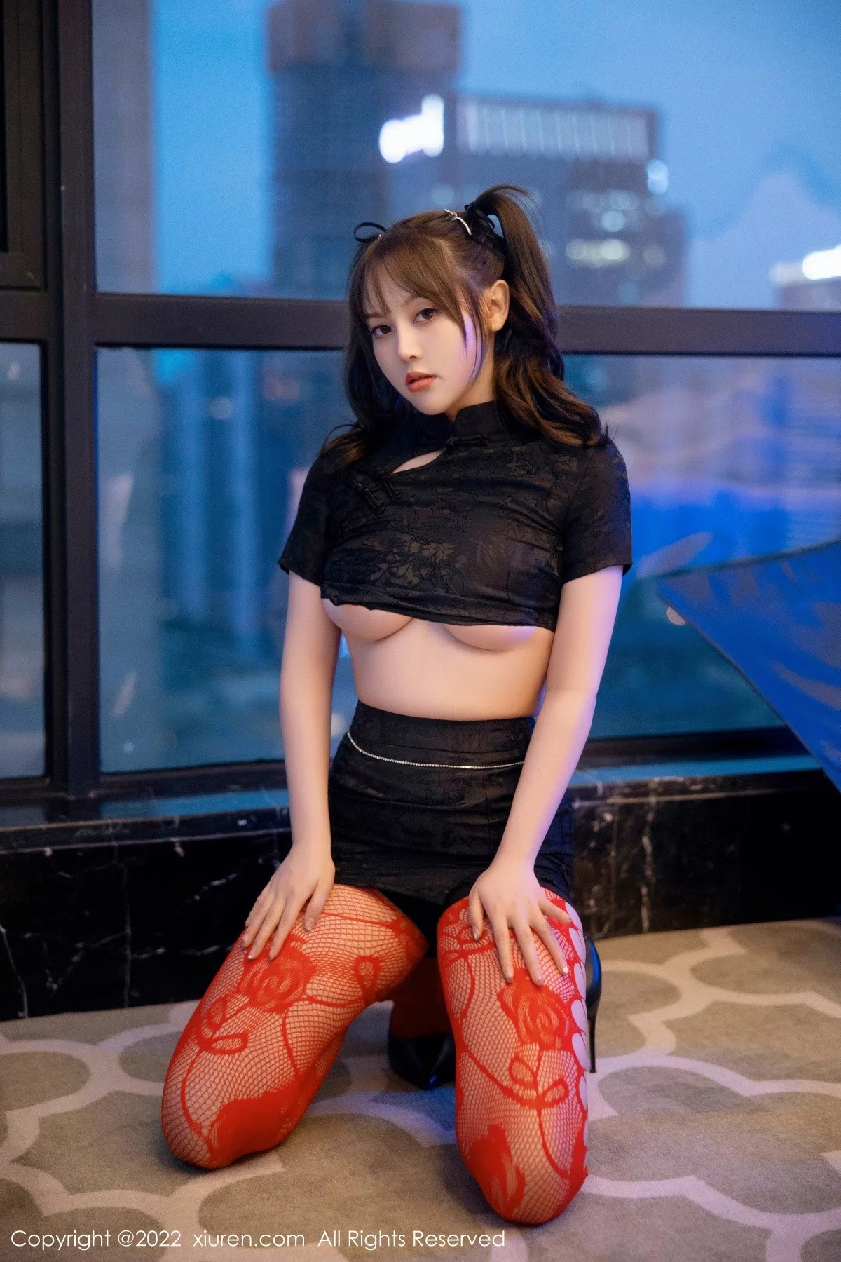[[XiuRen秀人网]秀人网]No.5225_模特豆瓣酱黑色短旗袍半脱露红色网格丝袜秀丰满身材诱惑写真74P
