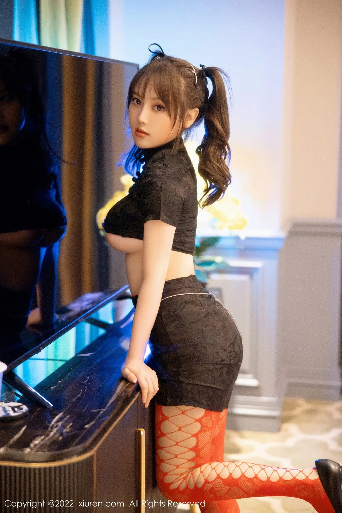 [[XiuRen秀人网]秀人网]No.5225_模特豆瓣酱黑色短旗袍半脱露红色网格丝袜秀丰满身材诱惑写真74P