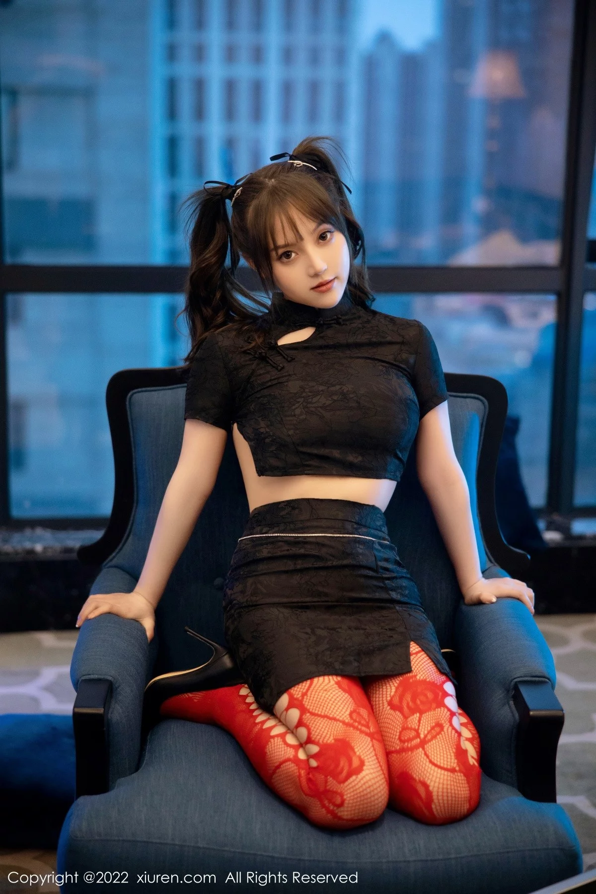 [[XiuRen秀人网]秀人网]No.5225_模特豆瓣酱黑色短旗袍半脱露红色网格丝袜秀丰满身材诱惑写真74P