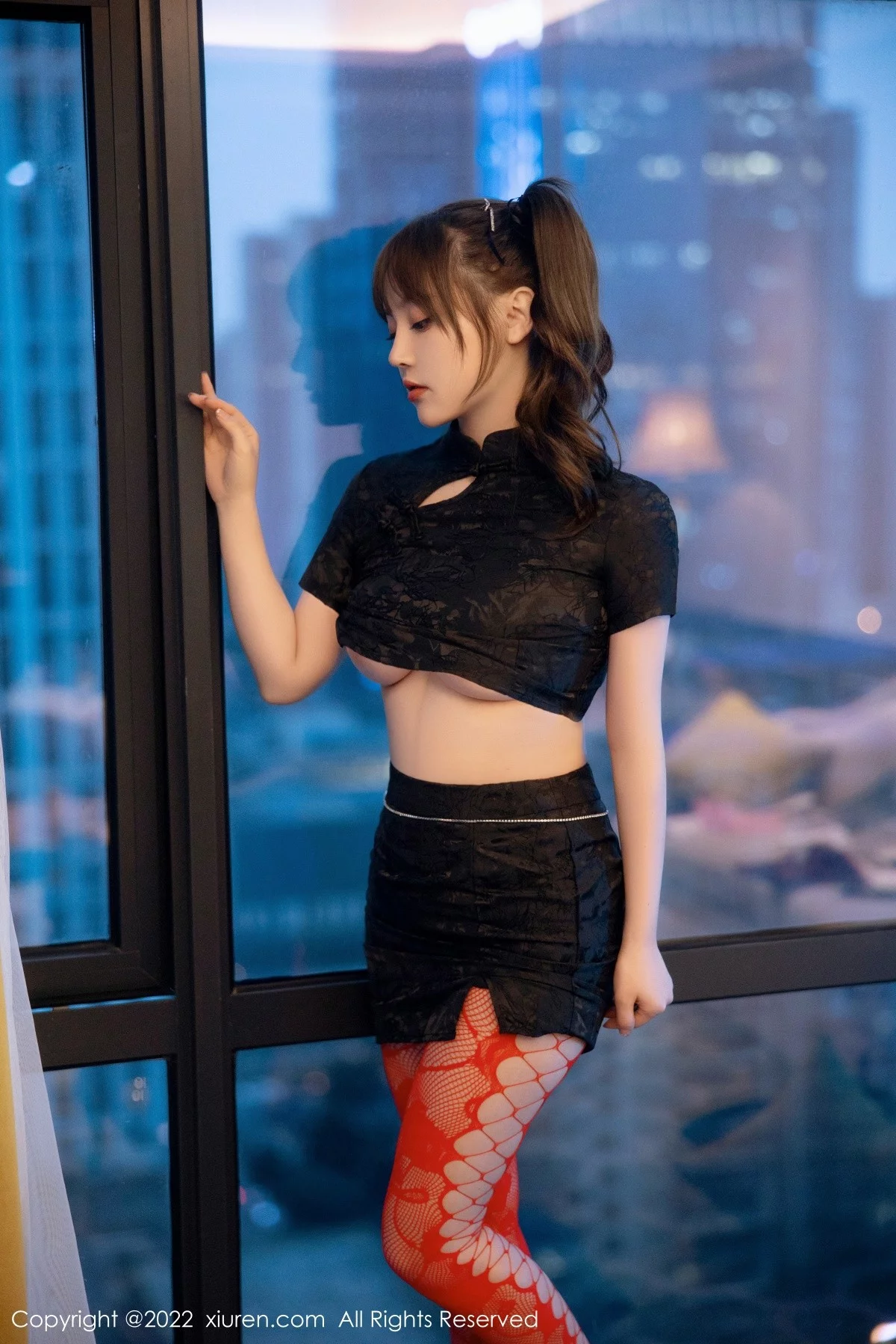 [[XiuRen秀人网]秀人网]No.5225_模特豆瓣酱黑色短旗袍半脱露红色网格丝袜秀丰满身材诱惑写真74P