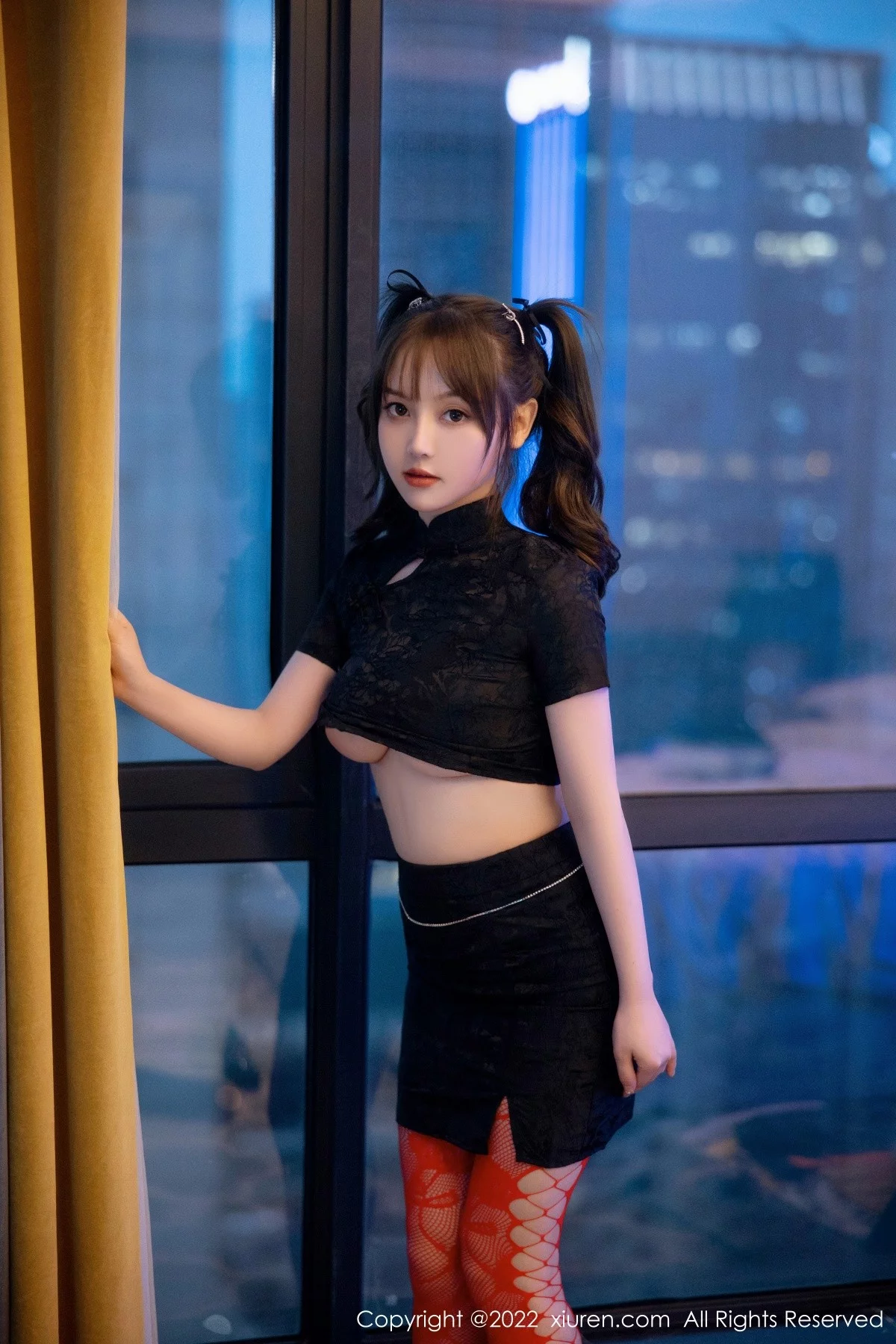 [[XiuRen秀人网]秀人网]No.5225_模特豆瓣酱黑色短旗袍半脱露红色网格丝袜秀丰满身材诱惑写真74P