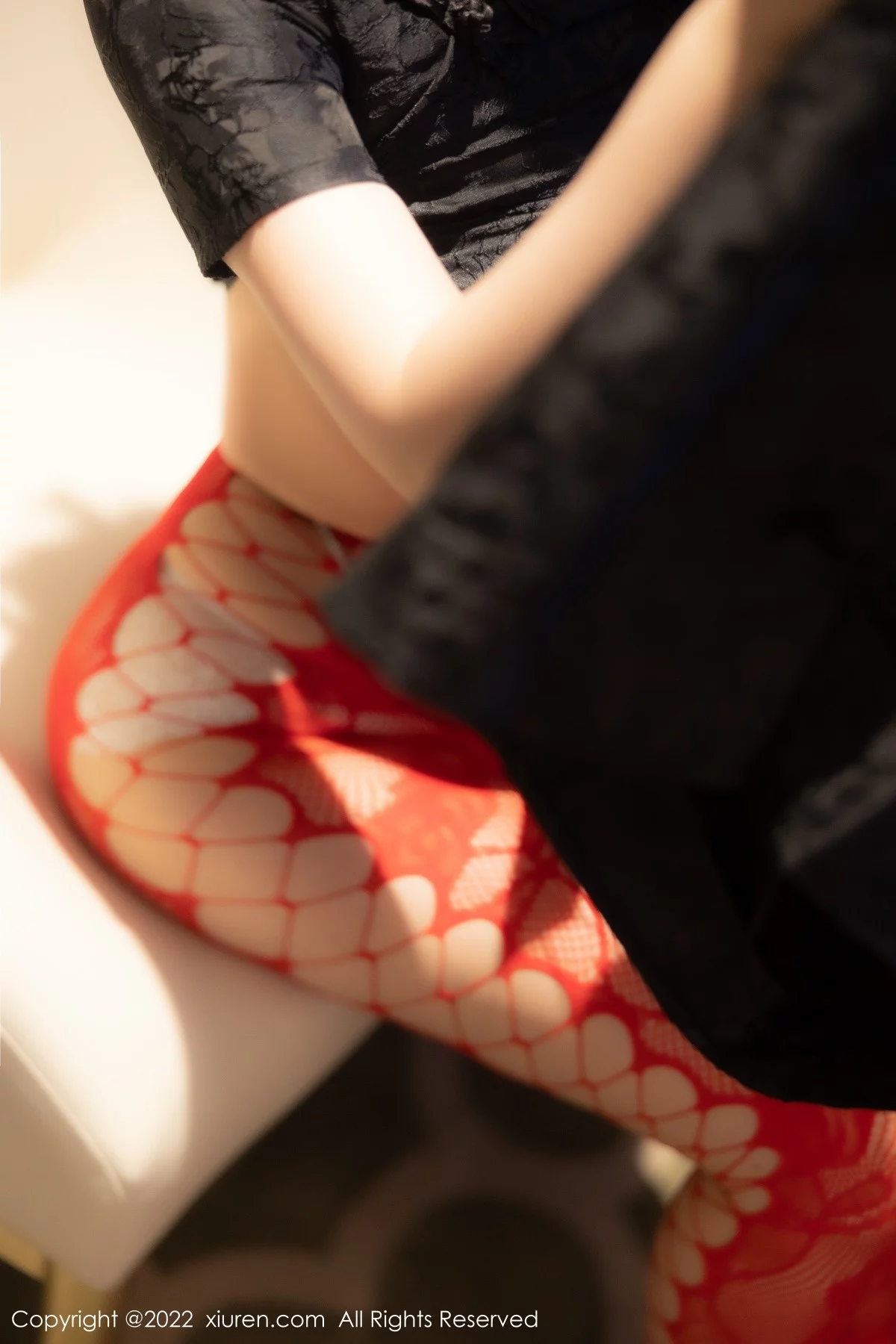 [[XiuRen秀人网]秀人网]No.5225_模特豆瓣酱黑色短旗袍半脱露红色网格丝袜秀丰满身材诱惑写真74P