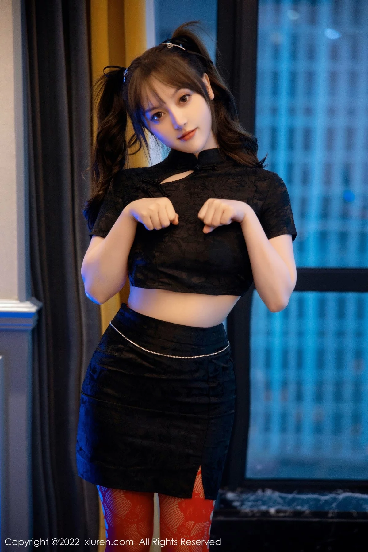 [[XiuRen秀人网]秀人网]No.5225_模特豆瓣酱黑色短旗袍半脱露红色网格丝袜秀丰满身材诱惑写真74P
