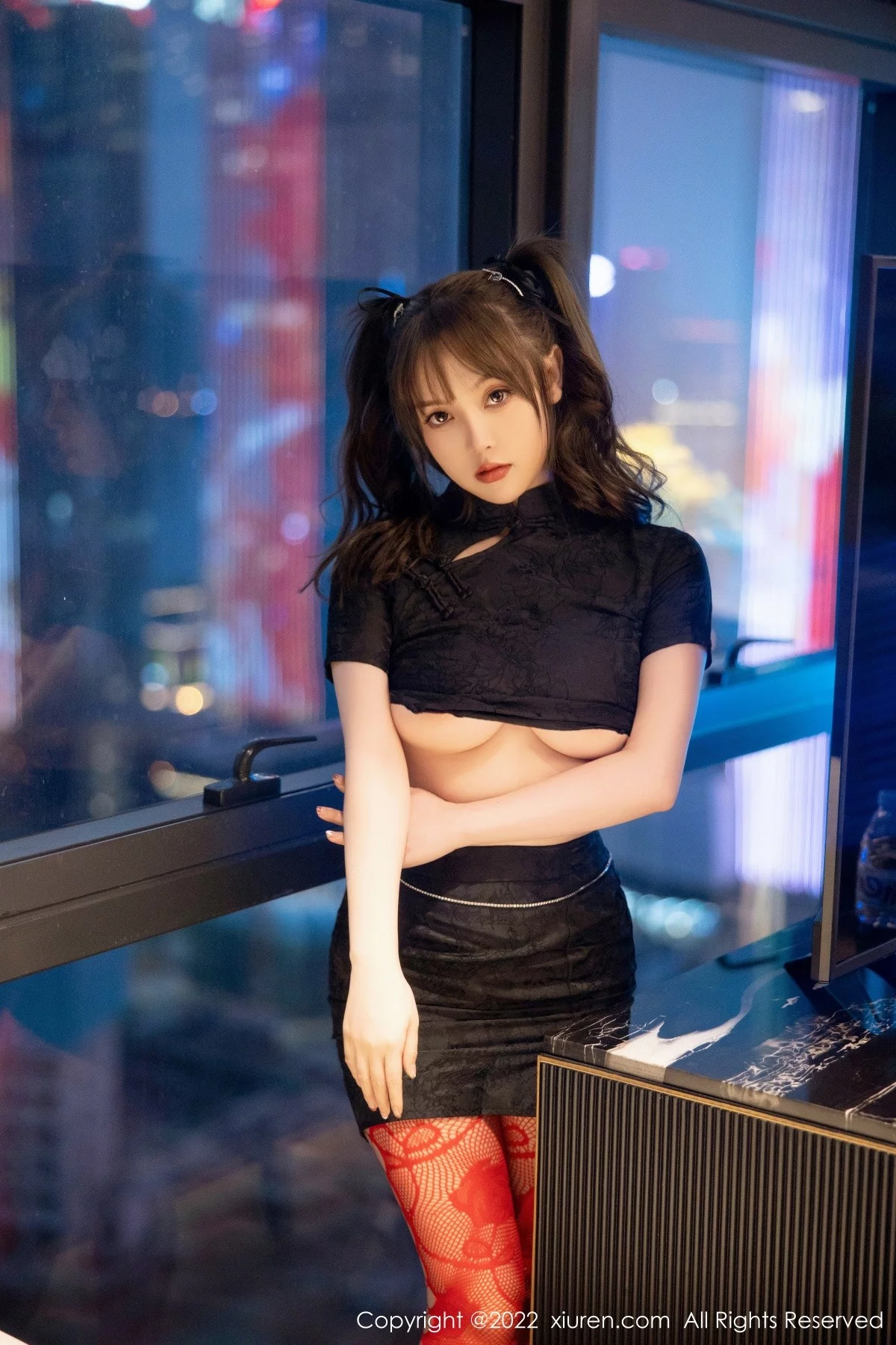 [[XiuRen秀人网]秀人网]No.5225_模特豆瓣酱黑色短旗袍半脱露红色网格丝袜秀丰满身材诱惑写真74P