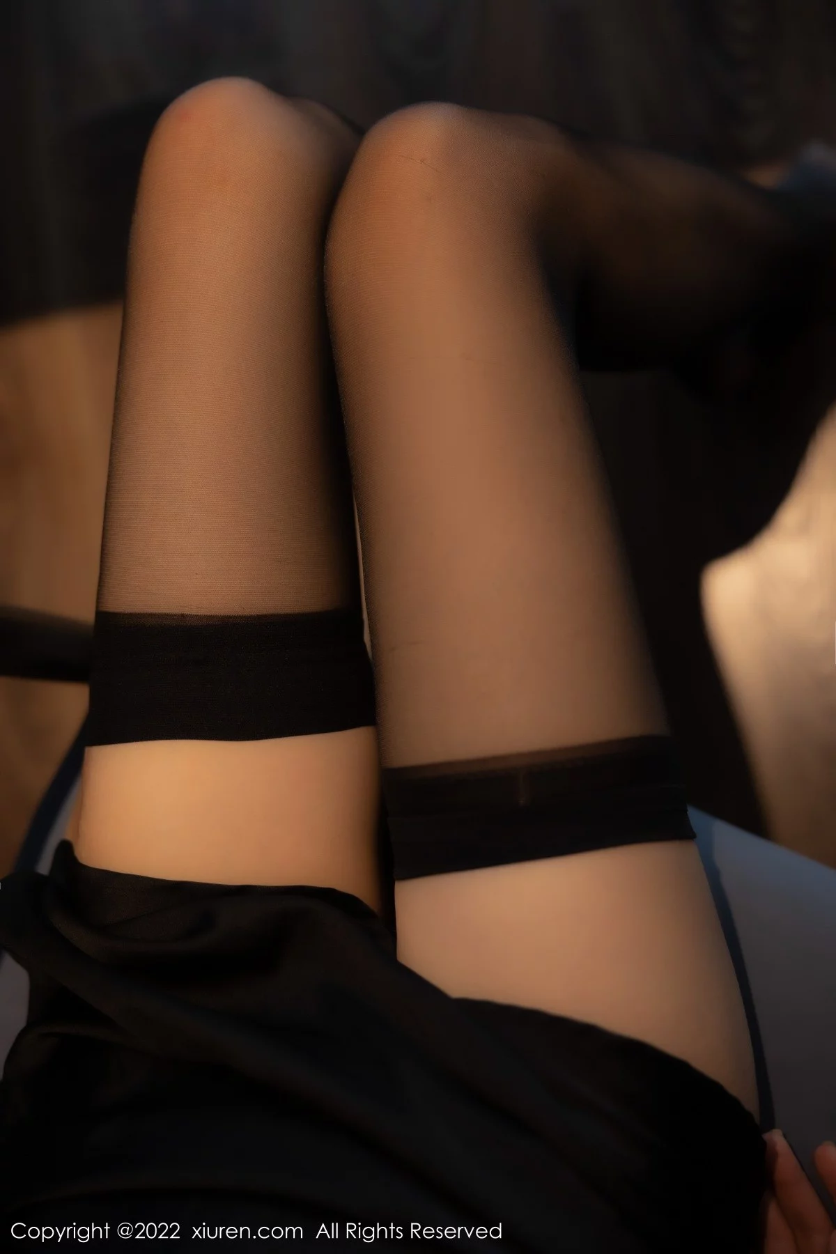 [[XiuRen秀人网]秀人网]No.5228_模特77qiqi私房性感黑色吊带连衣裙配黑丝袜秀翘臀美腿诱惑写真67P