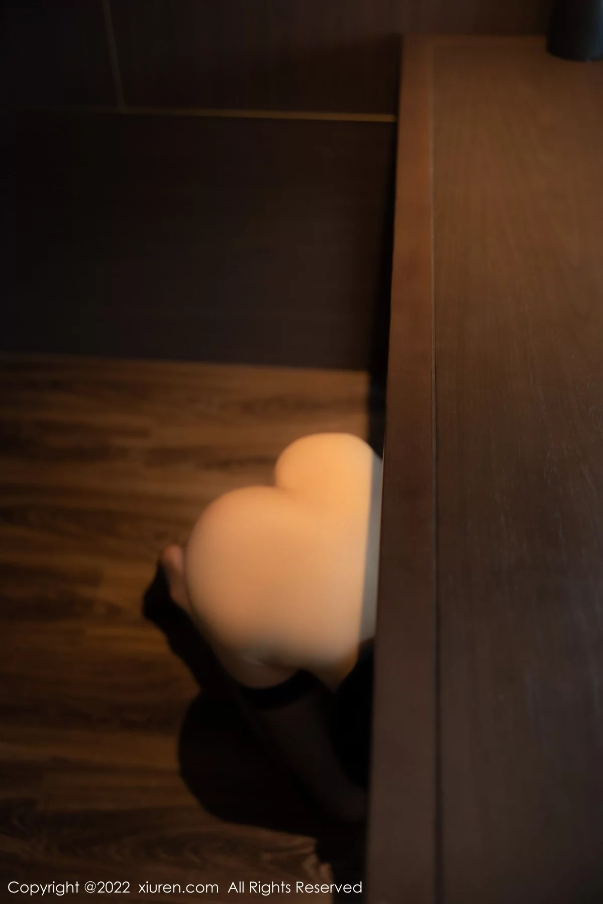 [[XiuRen秀人网]秀人网]No.5228_模特77qiqi私房性感黑色吊带连衣裙配黑丝袜秀翘臀美腿诱惑写真67P