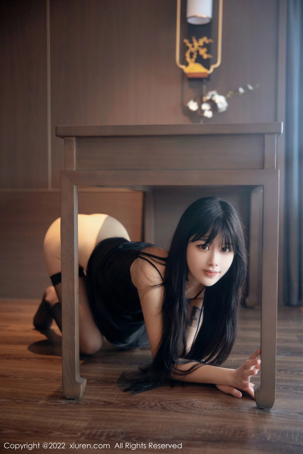 [[XiuRen秀人网]秀人网]No.5228_模特77qiqi私房性感黑色吊带连衣裙配黑丝袜秀翘臀美腿诱惑写真67P