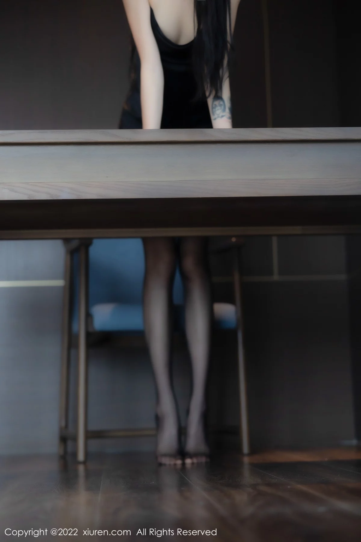 [[XiuRen秀人网]秀人网]No.5228_模特77qiqi私房性感黑色吊带连衣裙配黑丝袜秀翘臀美腿诱惑写真67P