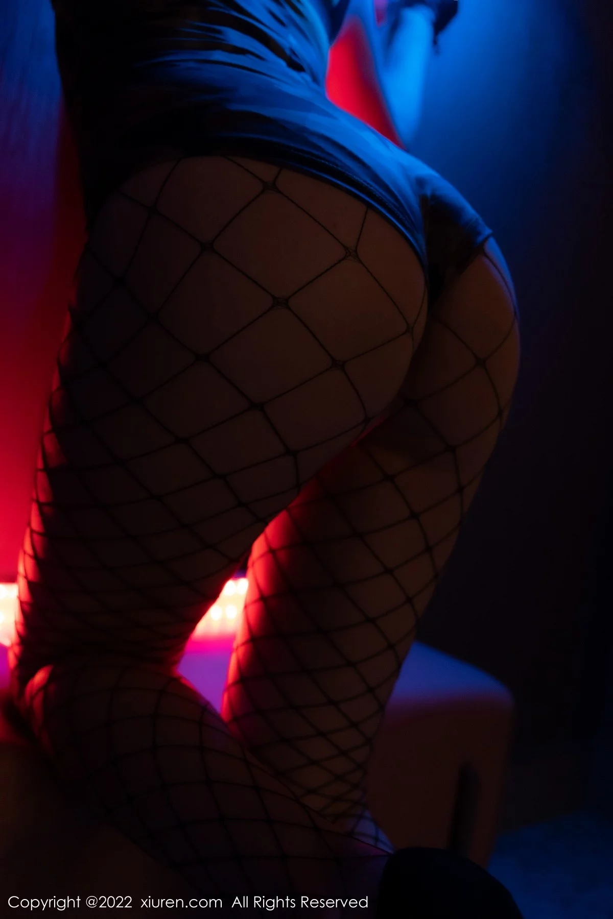 [[XiuRen秀人网]秀人网]No.5234_模特宥利性感短款连体迷彩服饰配黑丝网袜秀完美身材诱惑写真53P