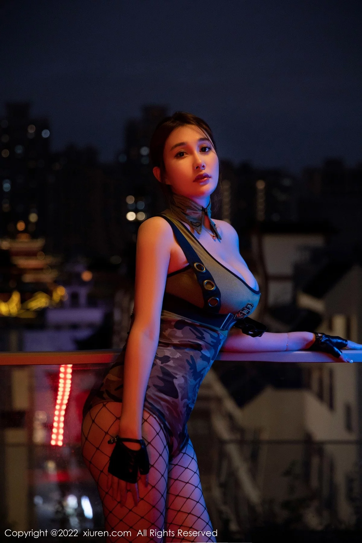 [[XiuRen秀人网]秀人网]No.5234_模特宥利性感短款连体迷彩服饰配黑丝网袜秀完美身材诱惑写真53P