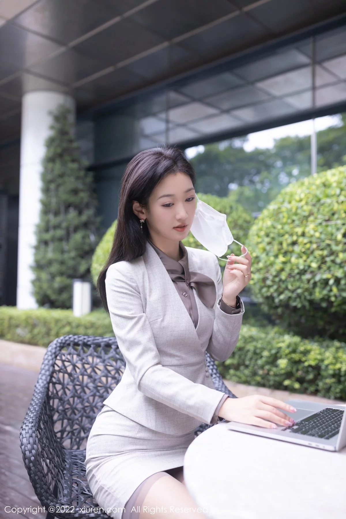 [[XiuRen秀人网]秀人网]No.5238_模特唐安琪广州-云南旅拍脱职业装露性感蕾丝内衣撩人诱惑写真84P