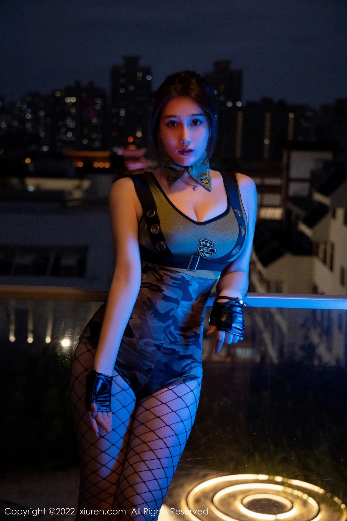 [[XiuRen秀人网]秀人网]No.5234_模特宥利性感短款连体迷彩服饰配黑丝网袜秀完美身材诱惑写真53P