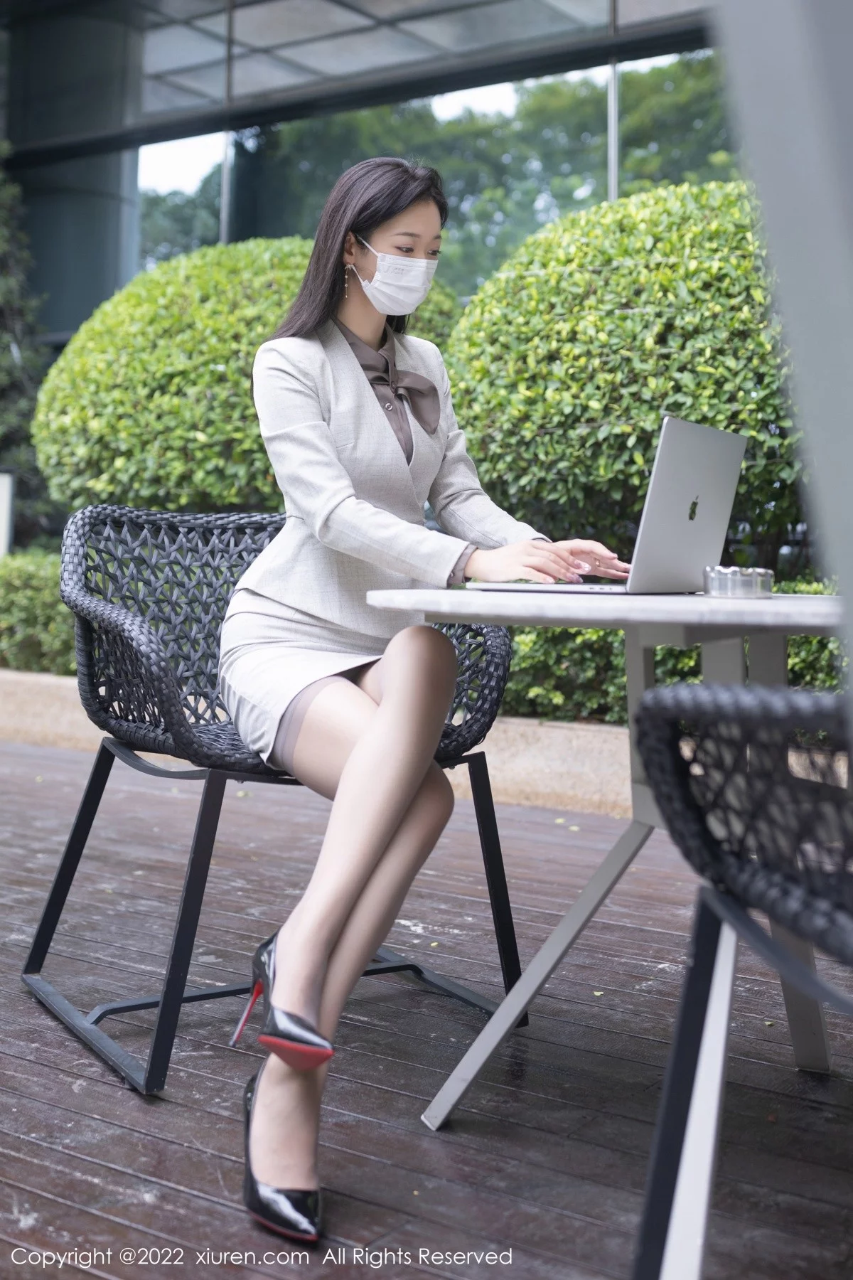 [[XiuRen秀人网]秀人网]No.5238_模特唐安琪广州-云南旅拍脱职业装露性感蕾丝内衣撩人诱惑写真84P