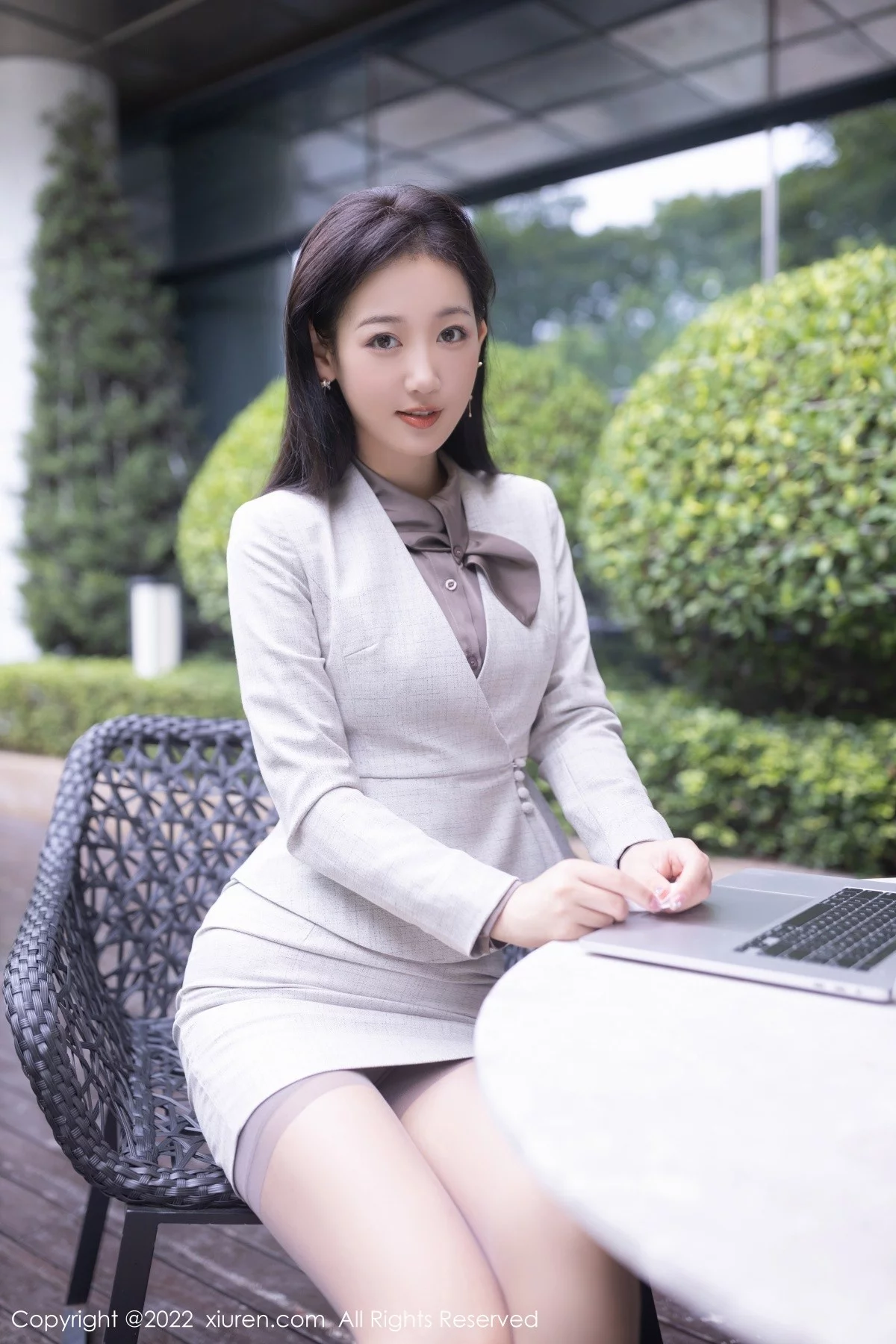 [[XiuRen秀人网]秀人网]No.5238_模特唐安琪广州-云南旅拍脱职业装露性感蕾丝内衣撩人诱惑写真84P