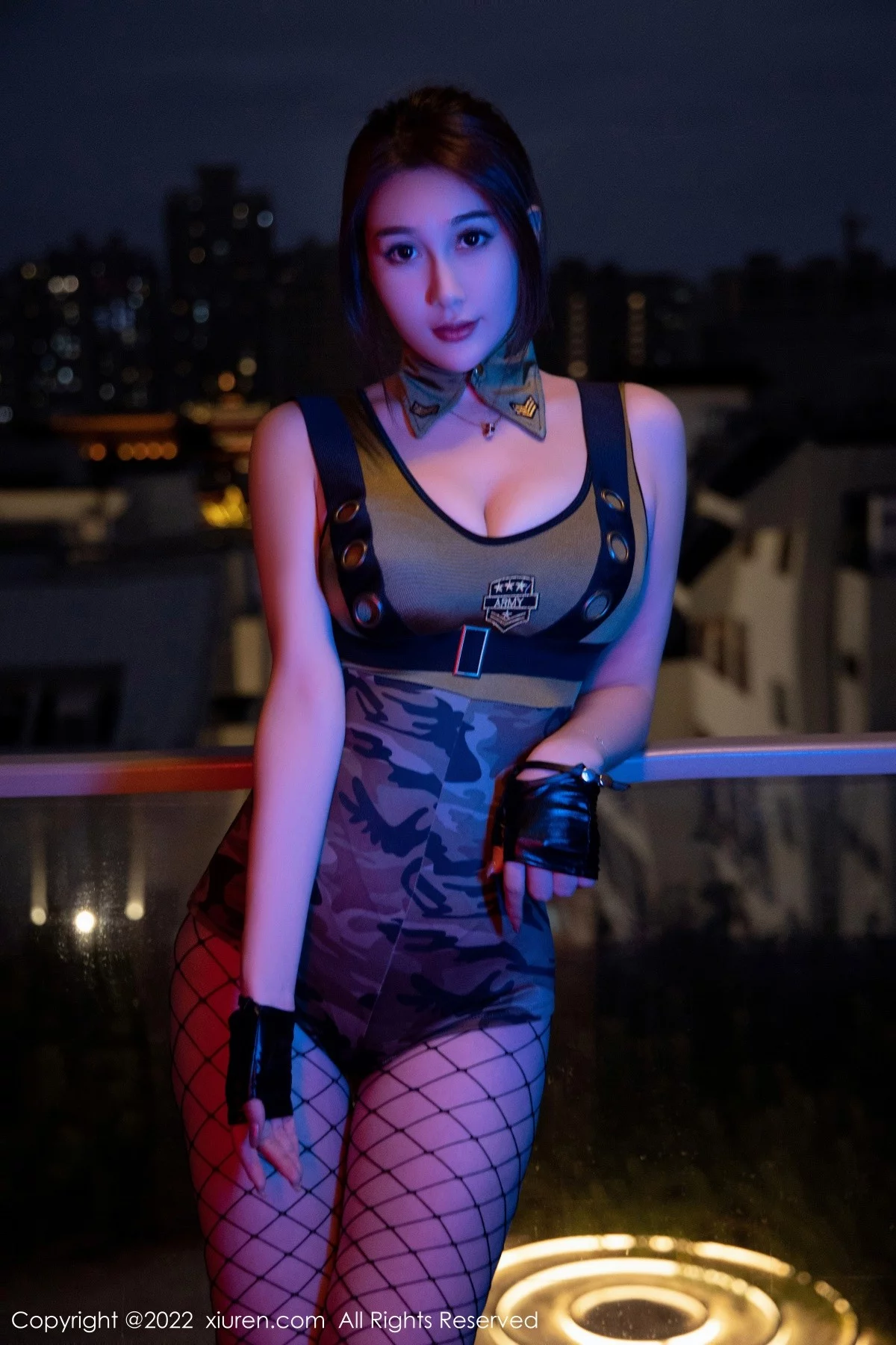 [[XiuRen秀人网]秀人网]No.5234_模特宥利性感短款连体迷彩服饰配黑丝网袜秀完美身材诱惑写真53P