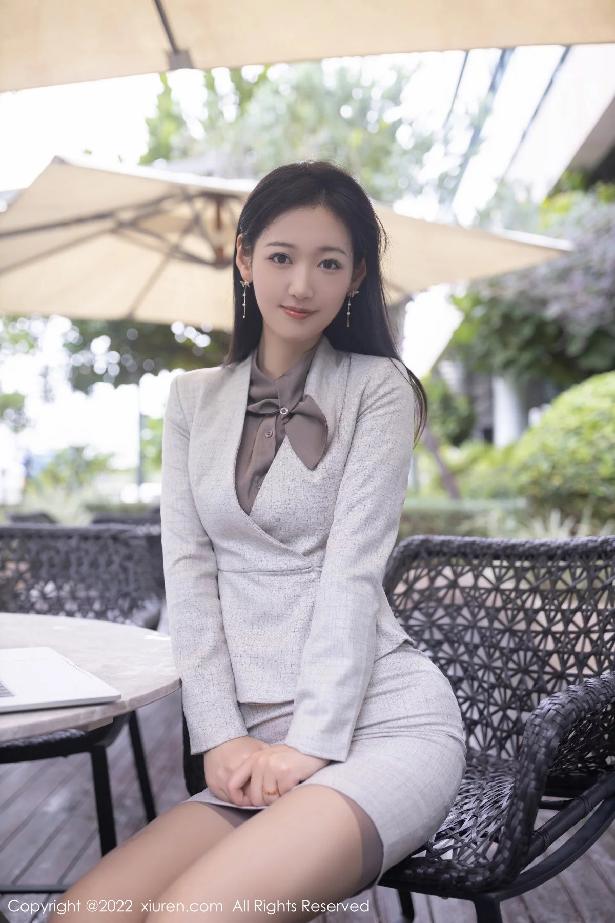 [[XiuRen秀人网]秀人网]No.5238_模特唐安琪广州-云南旅拍脱职业装露性感蕾丝内衣撩人诱惑写真84P