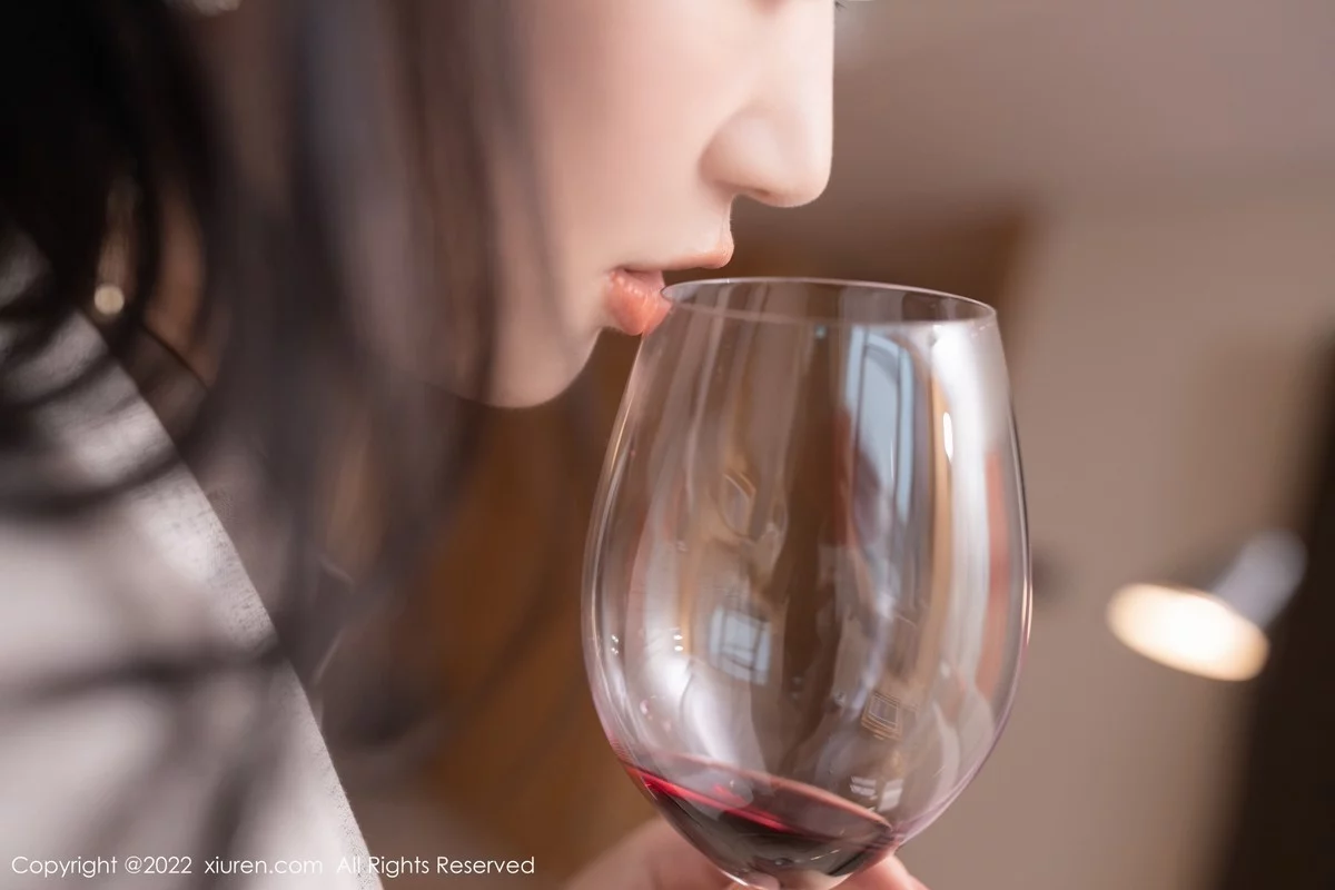 [[XiuRen秀人网]秀人网]No.5238_模特唐安琪广州-云南旅拍脱职业装露性感蕾丝内衣撩人诱惑写真84P