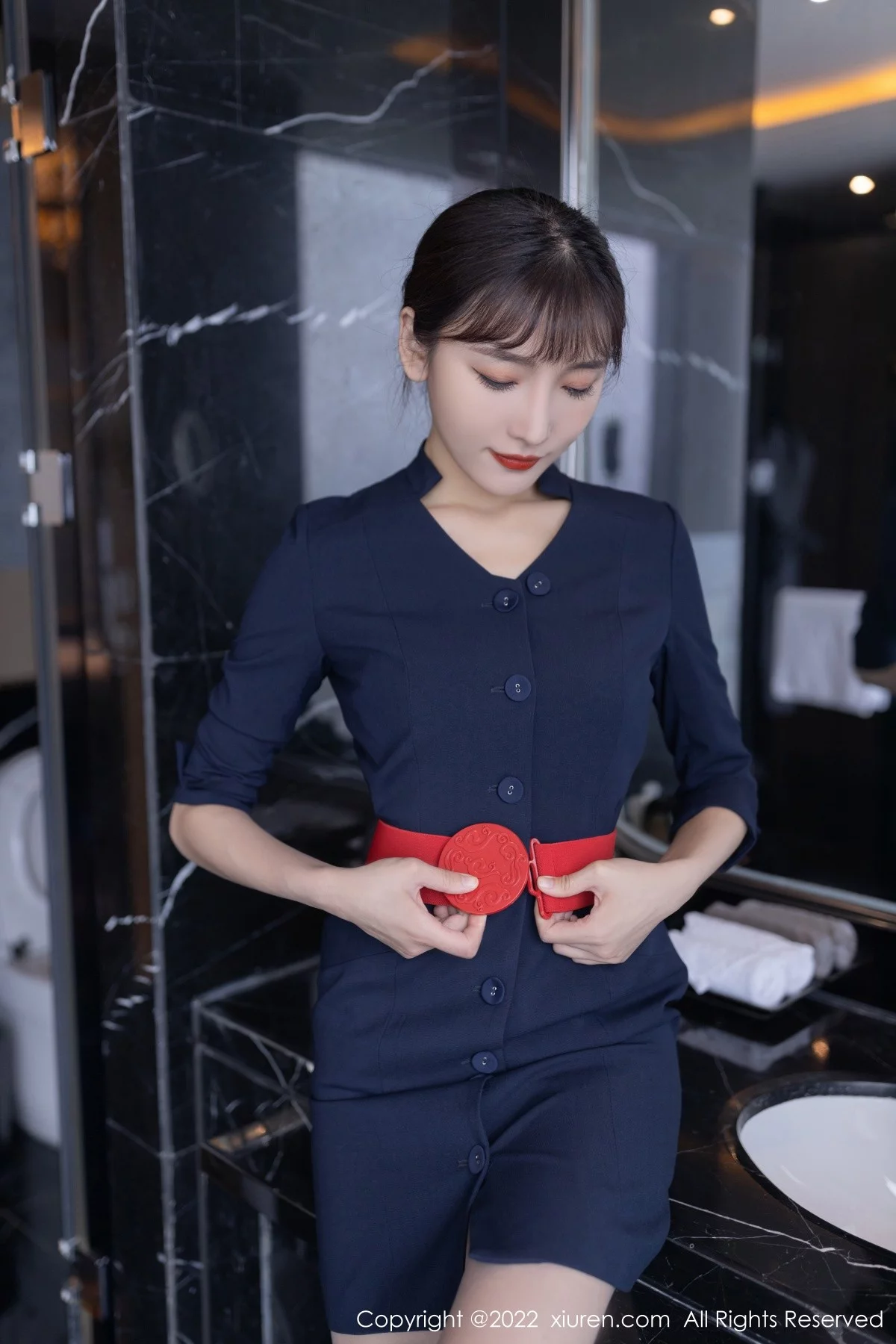 [[XiuRen秀人网]秀人网]No.5245_模特陆萱萱广州-云南旅拍脱深蓝色空姐制服露蕾丝内衣诱惑写真73P