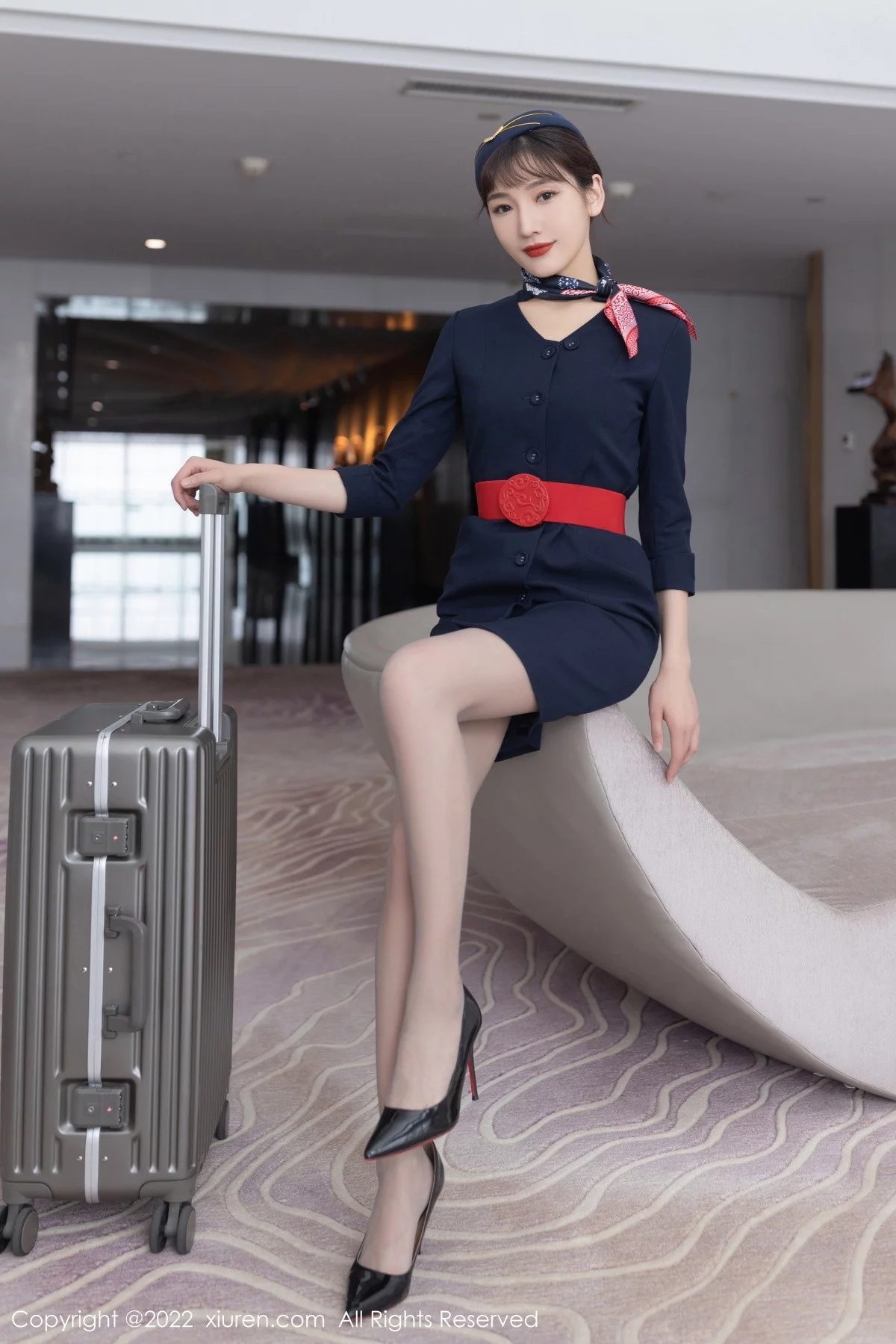 [[XiuRen秀人网]秀人网]No.5245_模特陆萱萱广州-云南旅拍脱深蓝色空姐制服露蕾丝内衣诱惑写真73P
