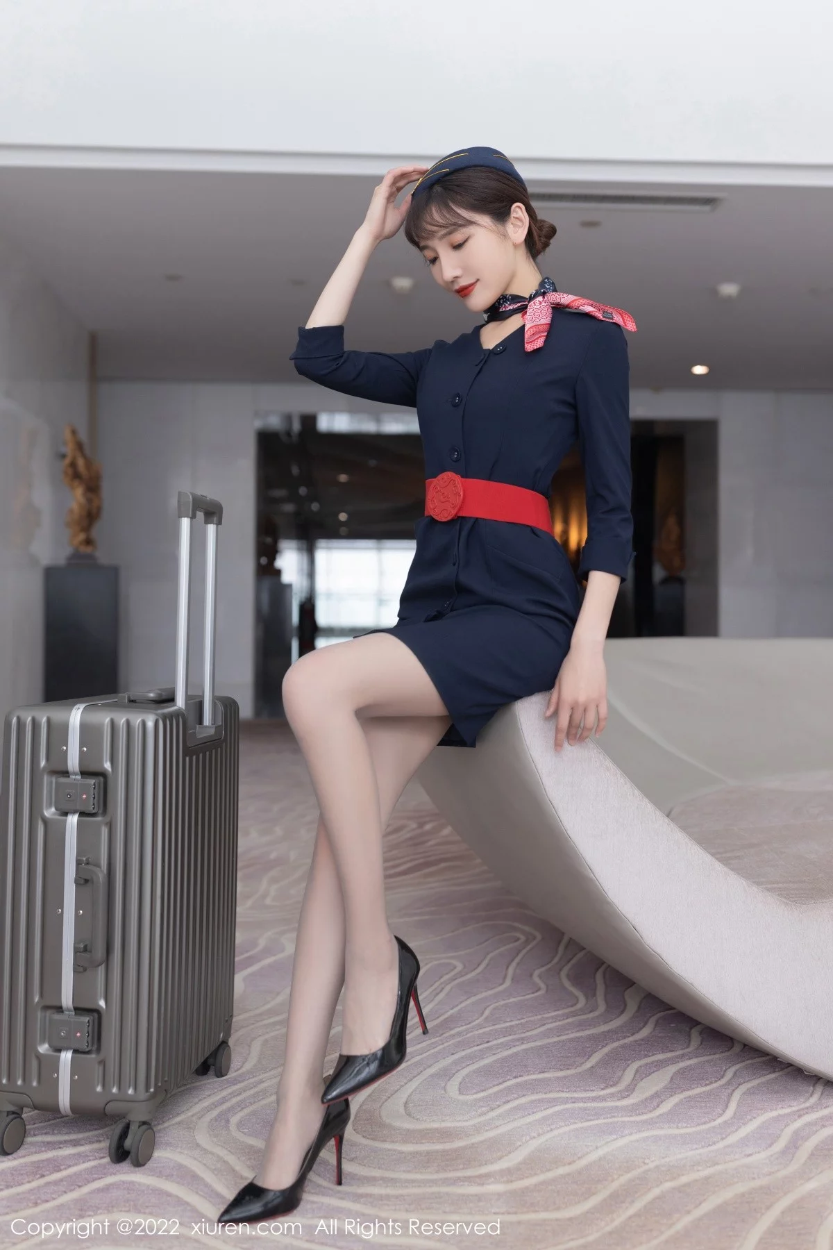[[XiuRen秀人网]秀人网]No.5245_模特陆萱萱广州-云南旅拍脱深蓝色空姐制服露蕾丝内衣诱惑写真73P