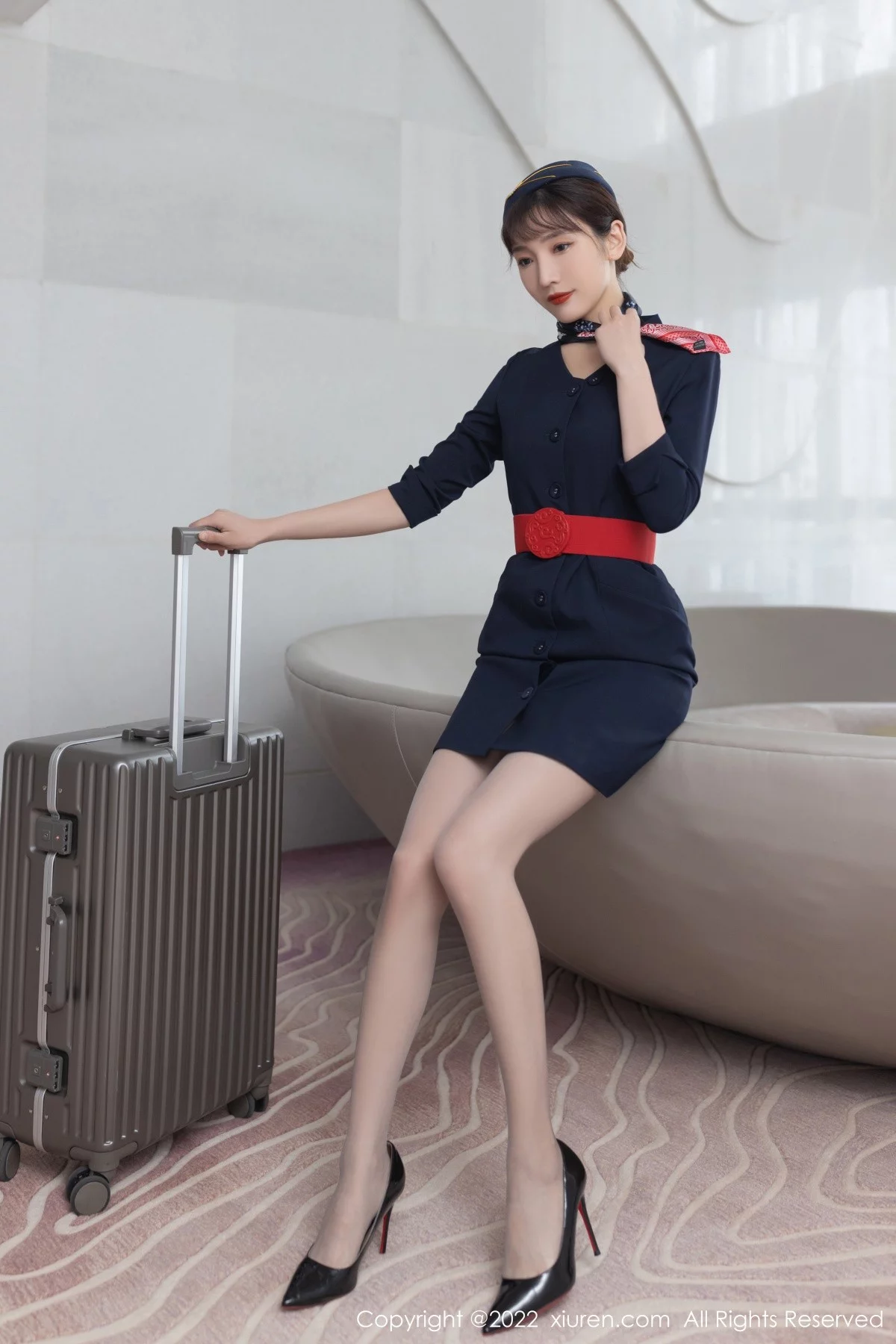 [[XiuRen秀人网]秀人网]No.5245_模特陆萱萱广州-云南旅拍脱深蓝色空姐制服露蕾丝内衣诱惑写真73P