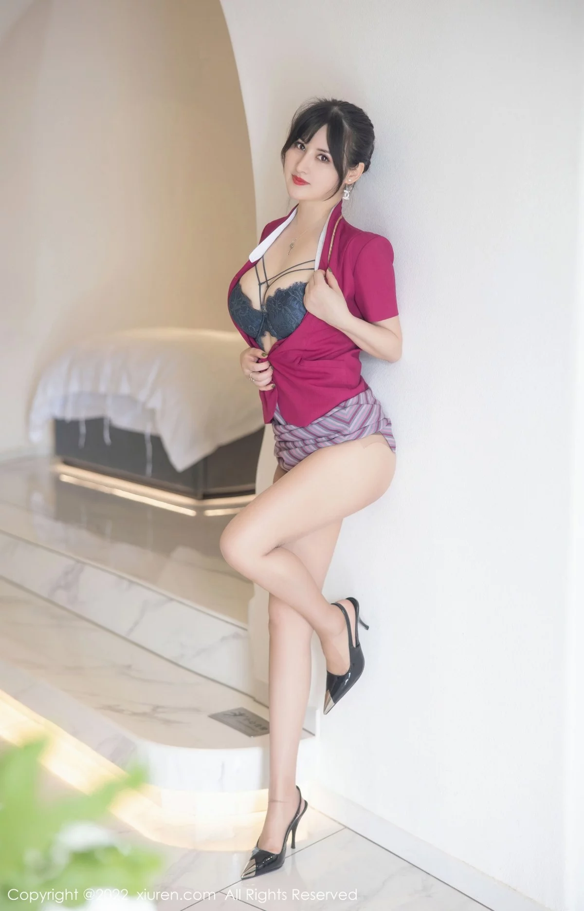 [[XiuRen秀人网]秀人网]No.5241_模特诗诗kiki大理旅拍半脱空姐制服露性感蕾丝内衣完美诱惑写真83P