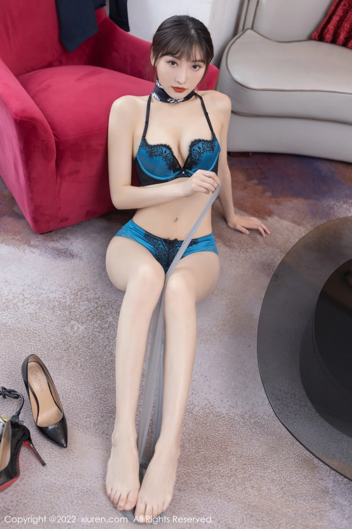 [[XiuRen秀人网]秀人网]No.5245_模特陆萱萱广州-云南旅拍脱深蓝色空姐制服露蕾丝内衣诱惑写真73P
