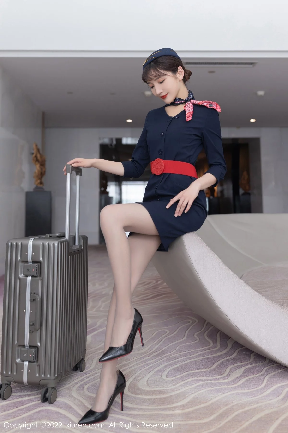 [[XiuRen秀人网]秀人网]No.5245_模特陆萱萱广州-云南旅拍脱深蓝色空姐制服露蕾丝内衣诱惑写真73P