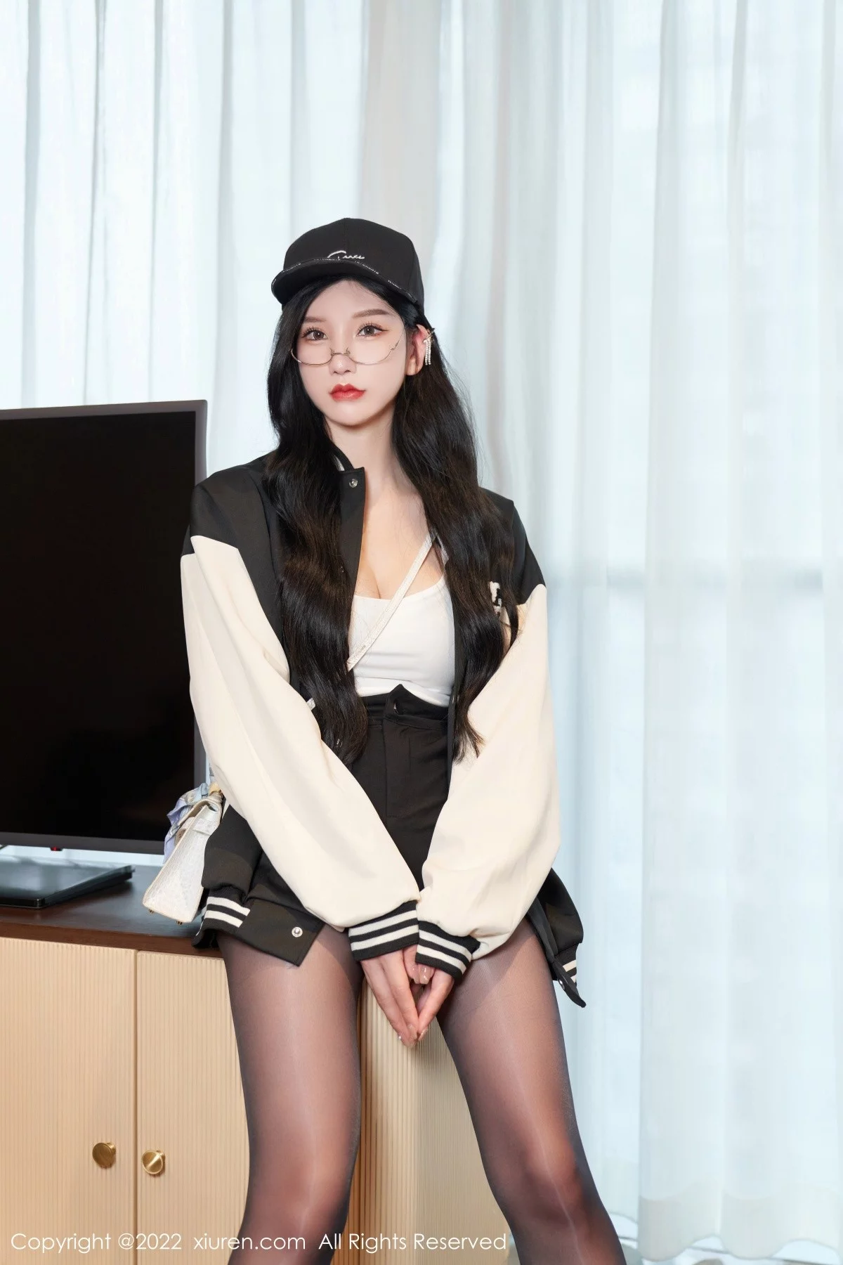 [[XiuRen秀人网]秀人网]No.5253_女神周于希Sally心愿旅拍白色低胸吊带配无内黑丝极致魅惑写真69P