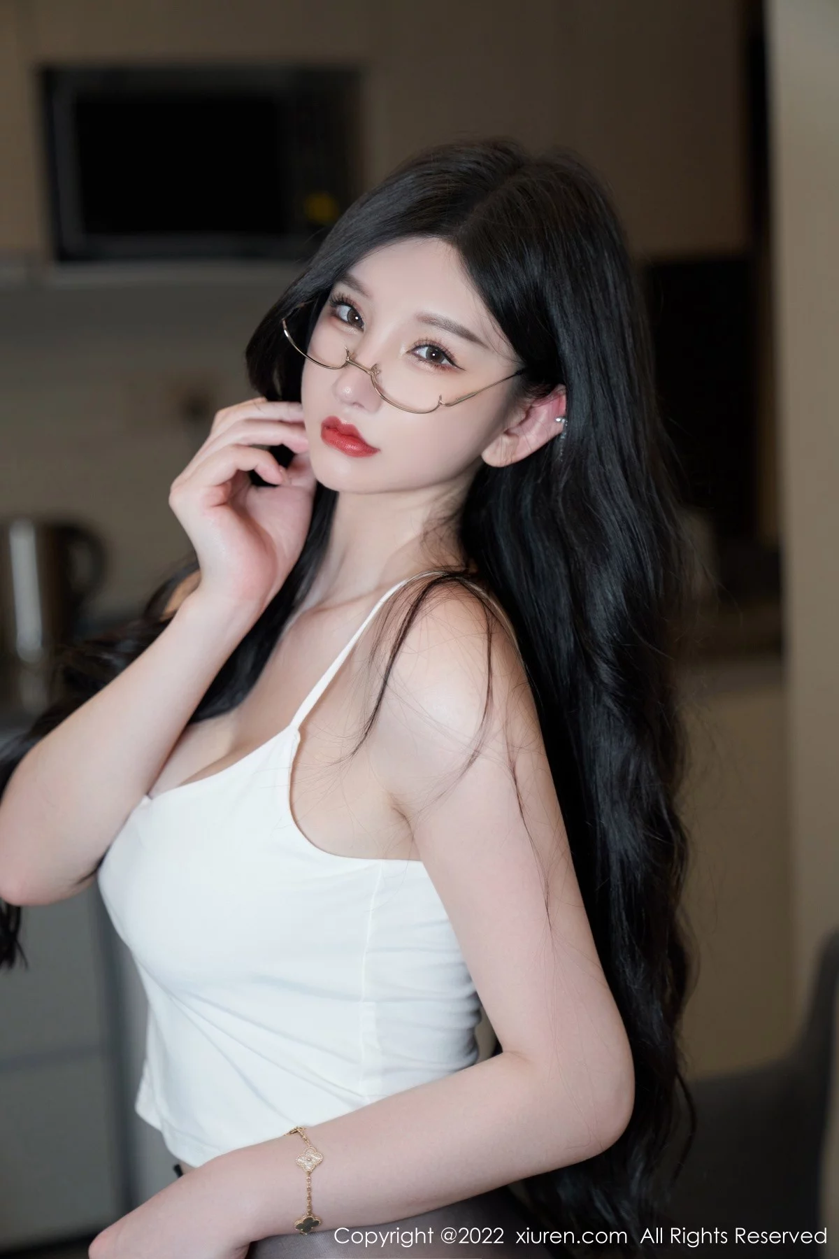 [[XiuRen秀人网]秀人网]No.5253_女神周于希Sally心愿旅拍白色低胸吊带配无内黑丝极致魅惑写真69P