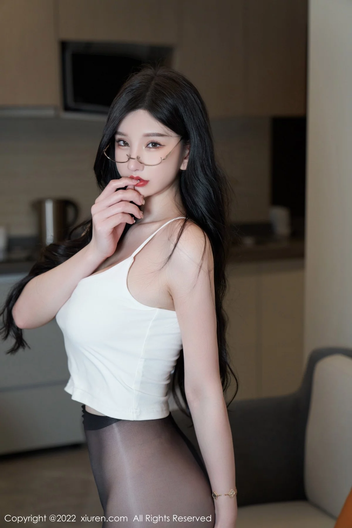 [[XiuRen秀人网]秀人网]No.5253_女神周于希Sally心愿旅拍白色低胸吊带配无内黑丝极致魅惑写真69P