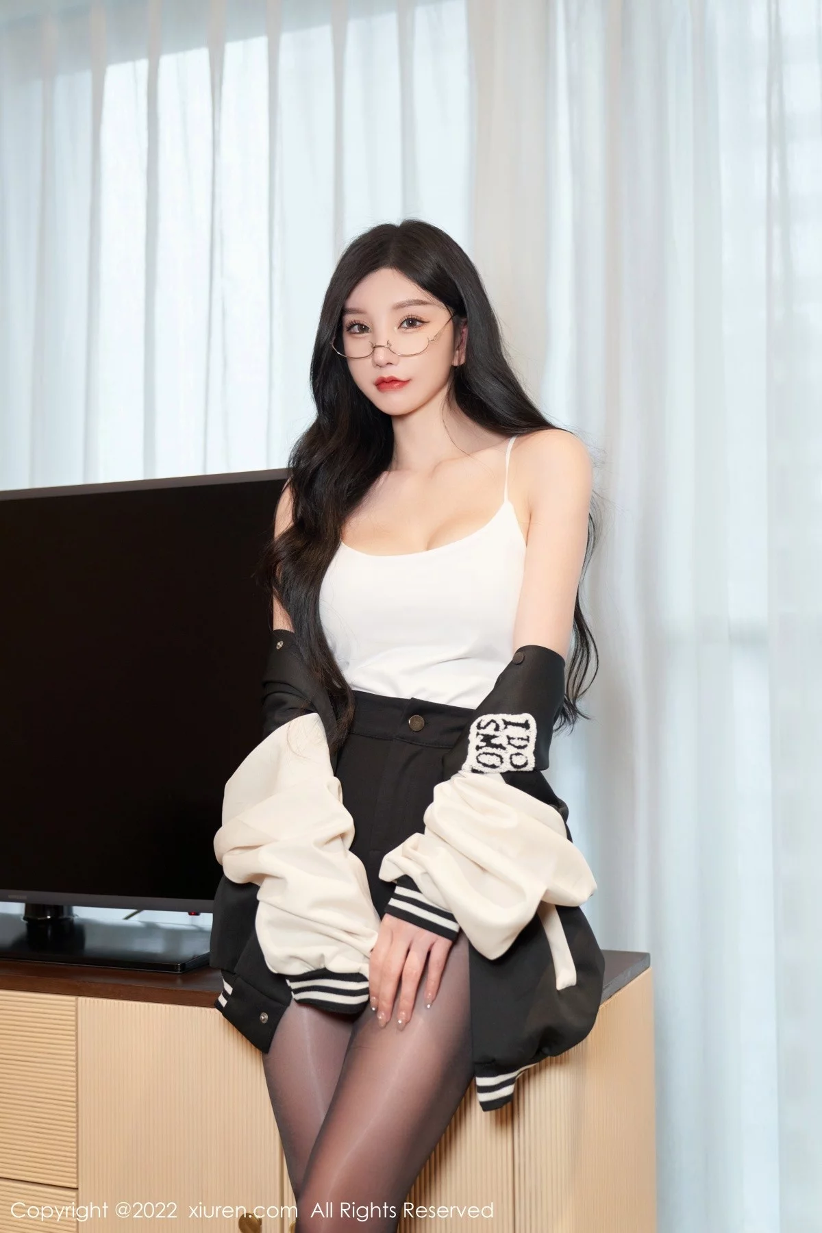 [[XiuRen秀人网]秀人网]No.5253_女神周于希Sally心愿旅拍白色低胸吊带配无内黑丝极致魅惑写真69P