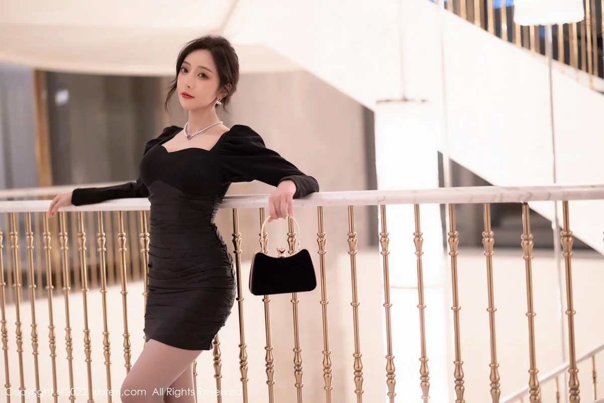 [[XiuRen秀人网]秀人网]No.5251_女神王馨瑶yanni厦门旅拍脱连衣裙露性感黑色蕾丝内衣诱惑写真86P