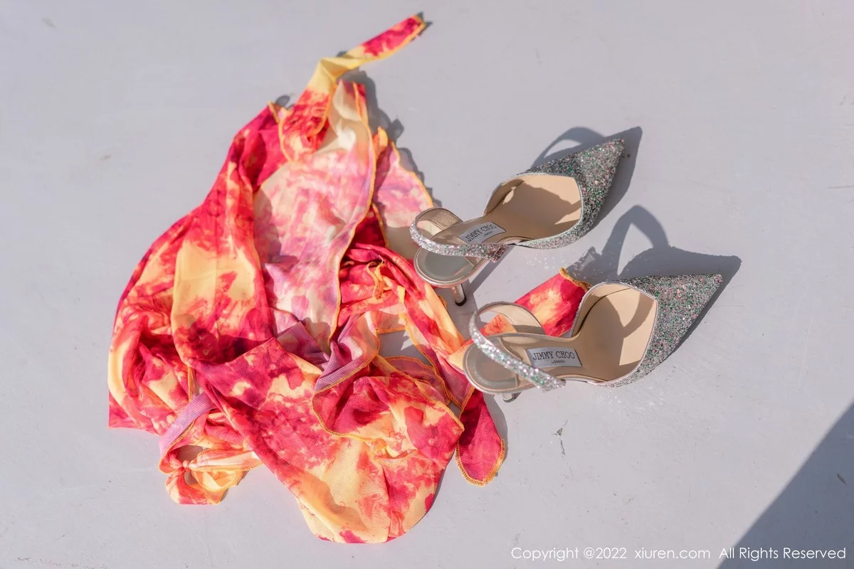 [[XiuRen秀人网]秀人网]No.5249_模特小海臀Rena大理旅拍户外两套性感服饰秀丰满身材诱惑写真60P