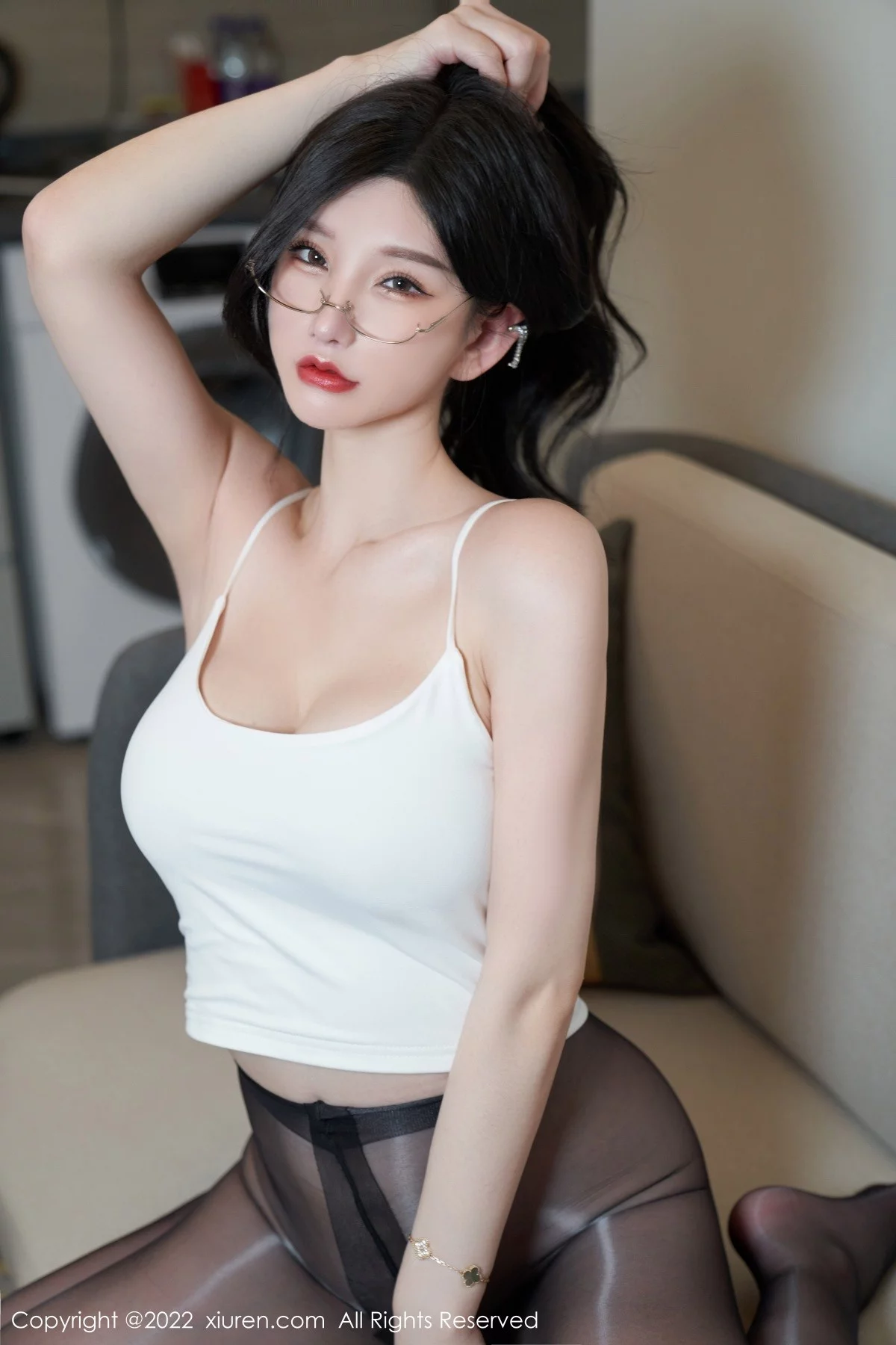 [[XiuRen秀人网]秀人网]No.5253_女神周于希Sally心愿旅拍白色低胸吊带配无内黑丝极致魅惑写真69P