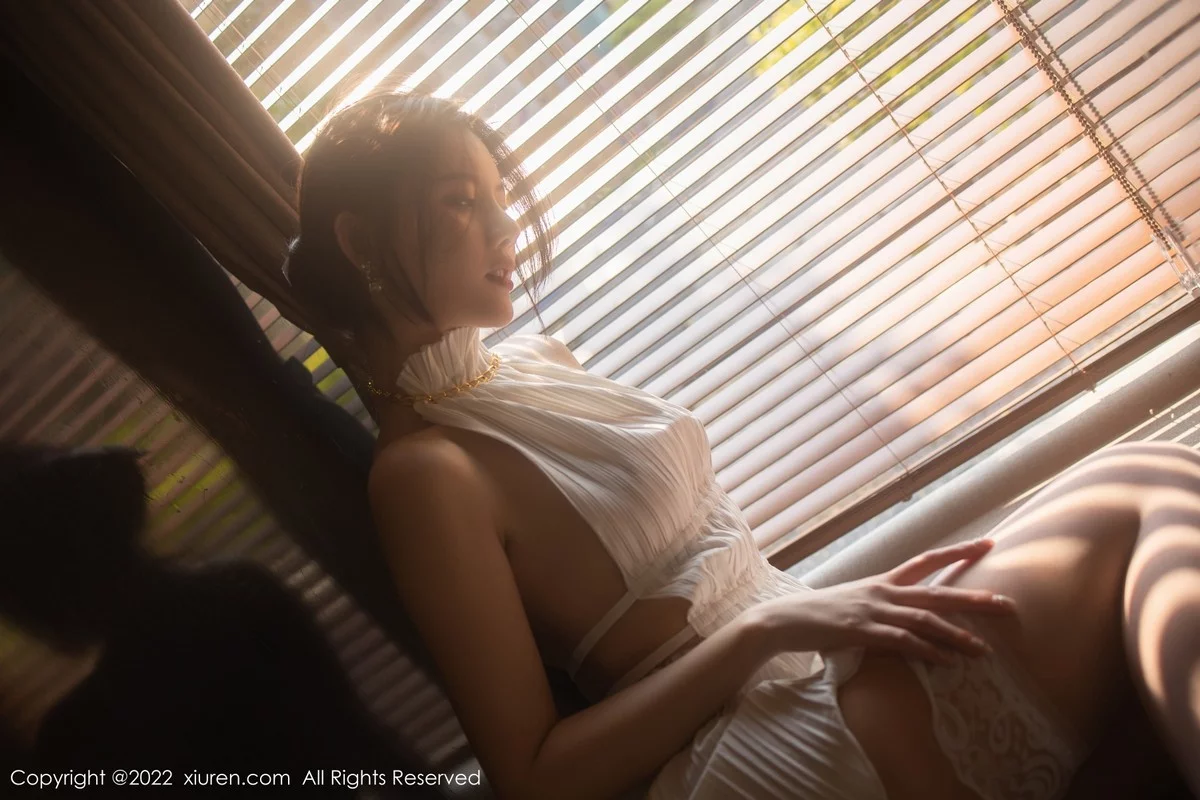 [[XiuRen秀人网]秀人网]No.5246_模特就是阿朱啊广州-云南旅拍露背白色连衣裙配蕾丝袜诱惑写真71P