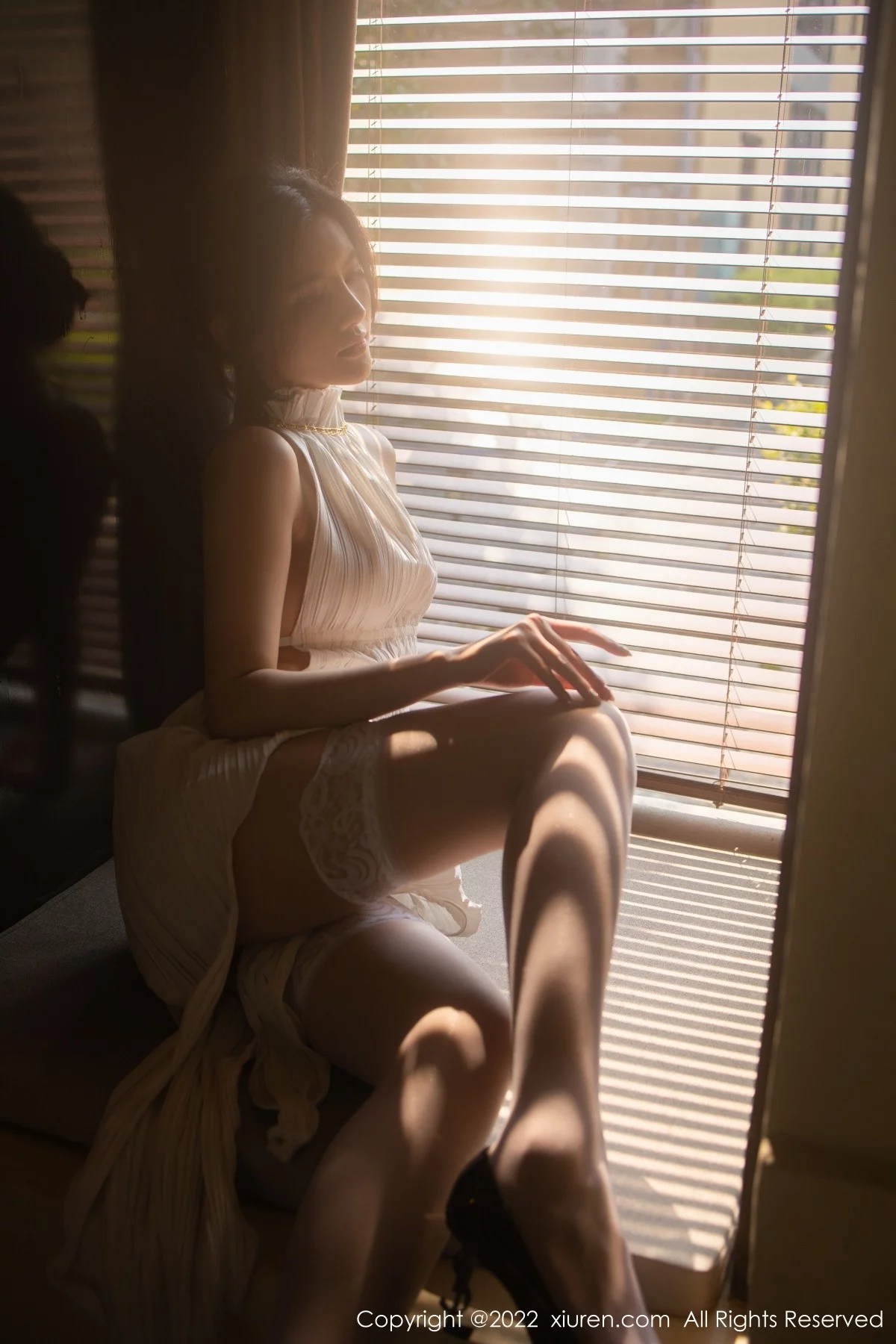 [[XiuRen秀人网]秀人网]No.5246_模特就是阿朱啊广州-云南旅拍露背白色连衣裙配蕾丝袜诱惑写真71P