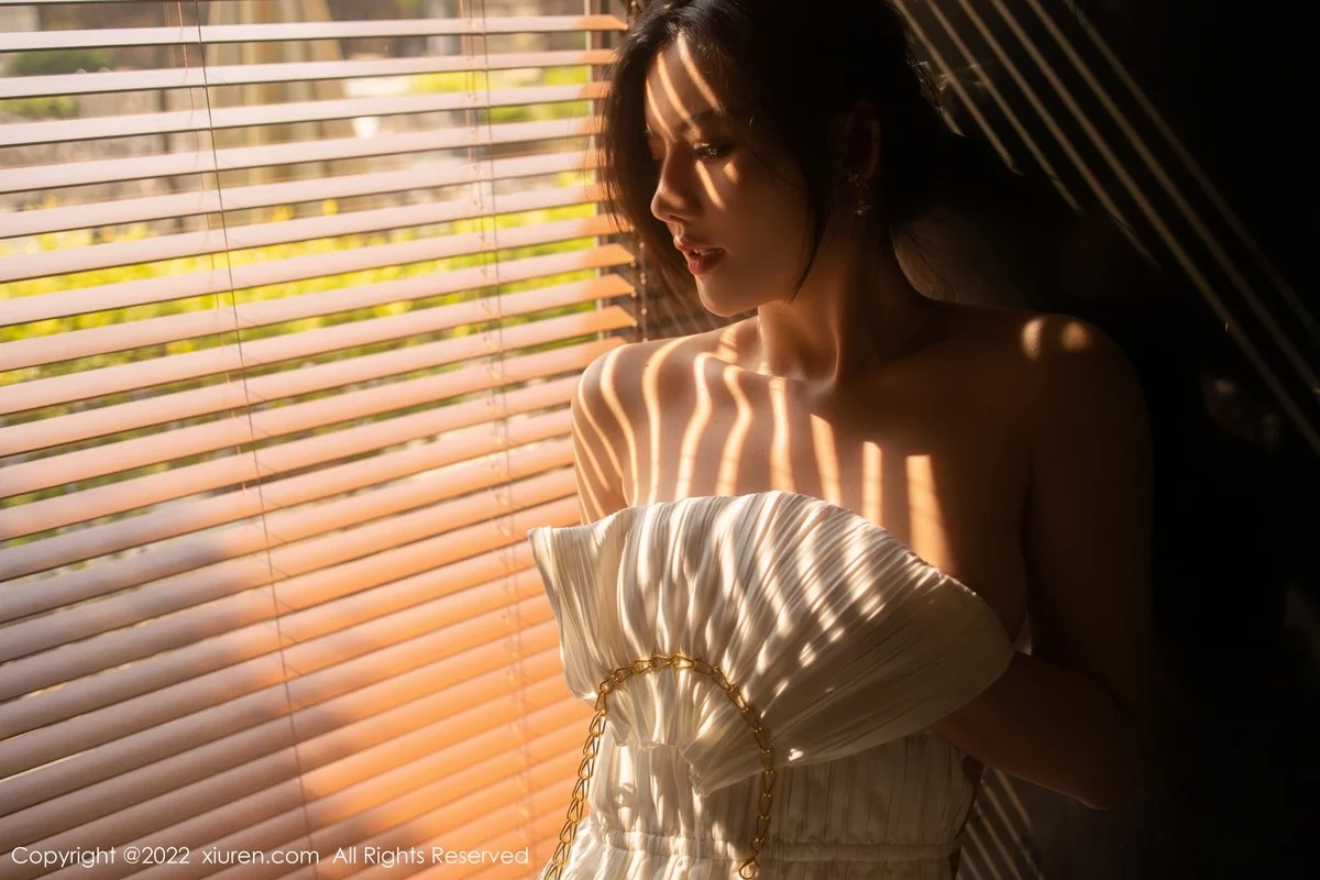 [[XiuRen秀人网]秀人网]No.5246_模特就是阿朱啊广州-云南旅拍露背白色连衣裙配蕾丝袜诱惑写真71P