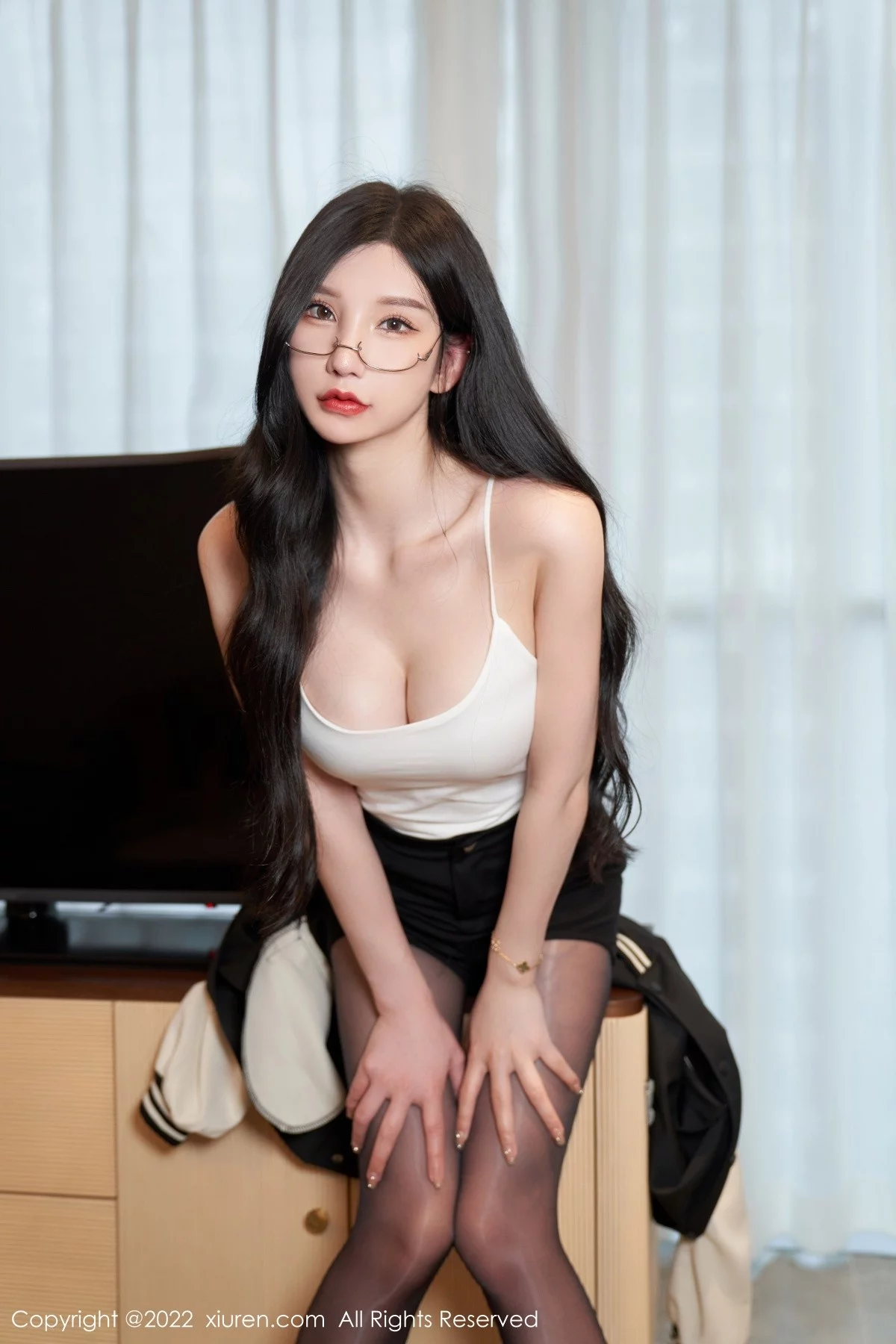 [[XiuRen秀人网]秀人网]No.5253_女神周于希Sally心愿旅拍白色低胸吊带配无内黑丝极致魅惑写真69P