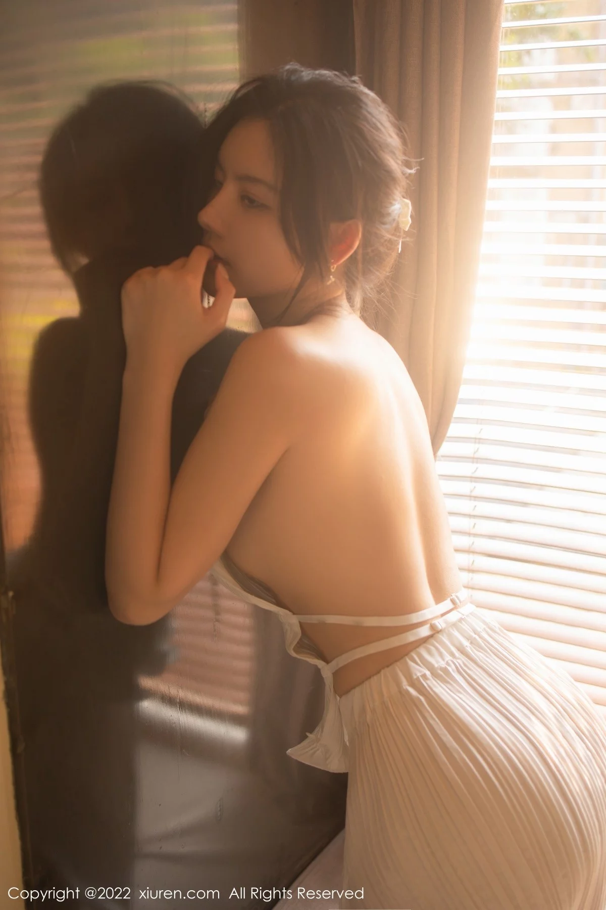 [[XiuRen秀人网]秀人网]No.5246_模特就是阿朱啊广州-云南旅拍露背白色连衣裙配蕾丝袜诱惑写真71P