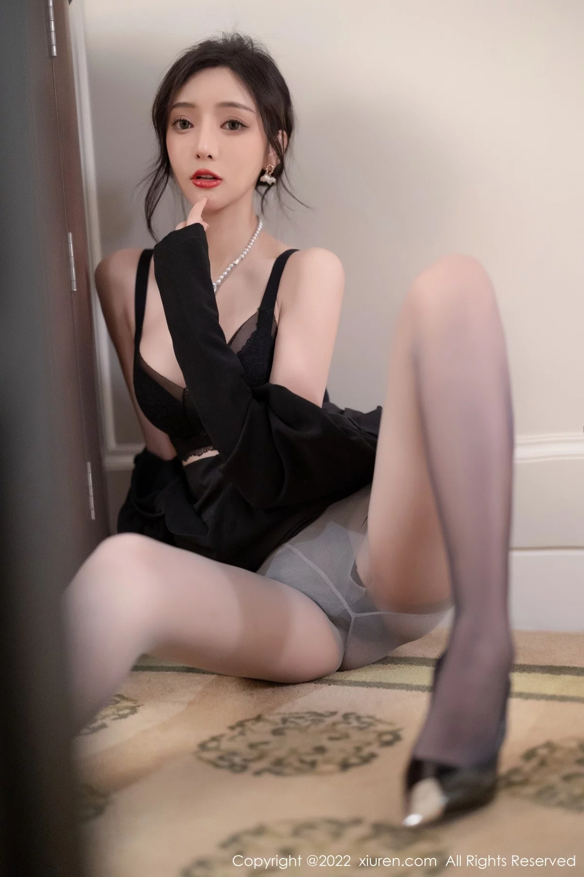 [[XiuRen秀人网]秀人网]No.5251_女神王馨瑶yanni厦门旅拍脱连衣裙露性感黑色蕾丝内衣诱惑写真86P